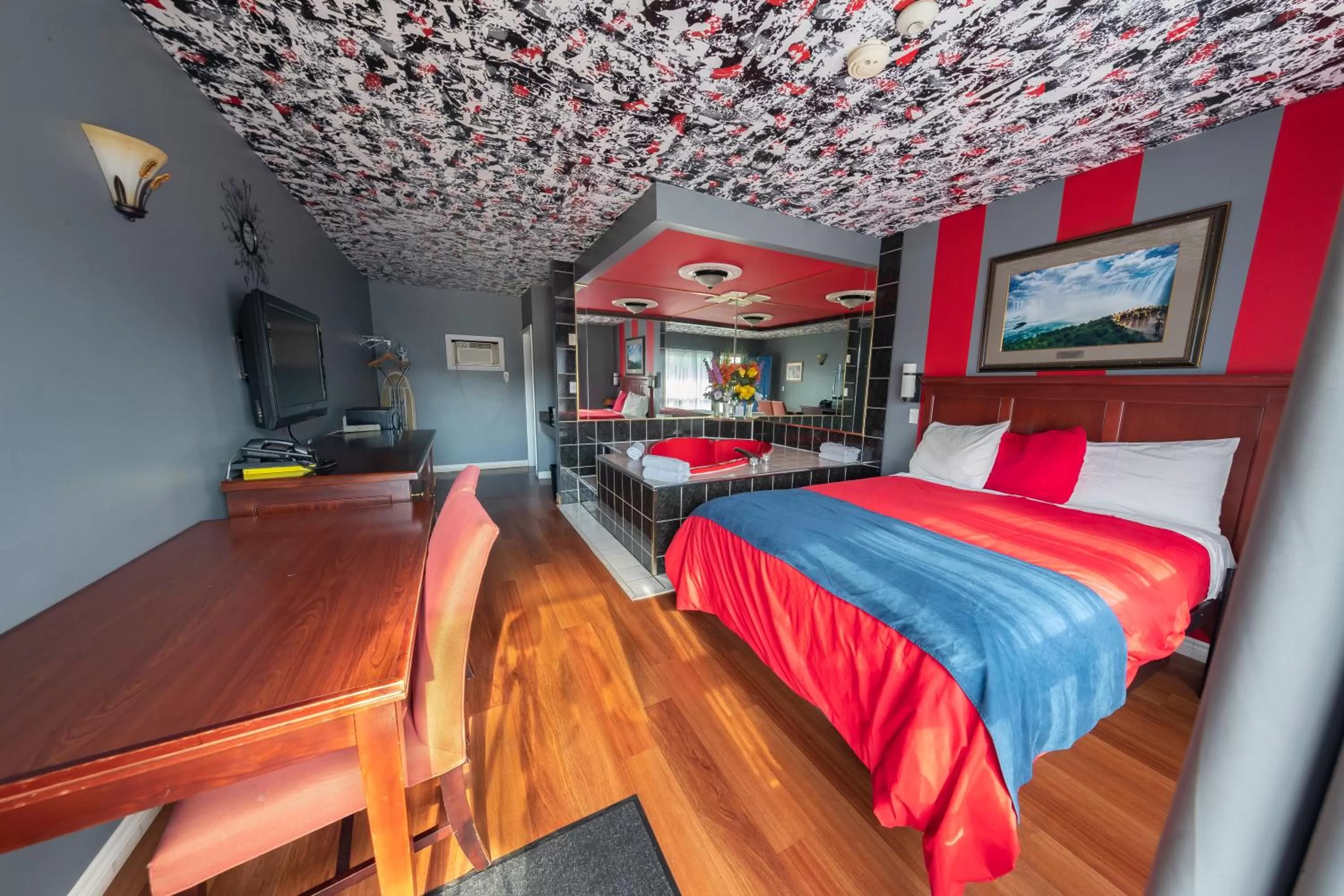 Bed in Villager Lodge Niagara Falls