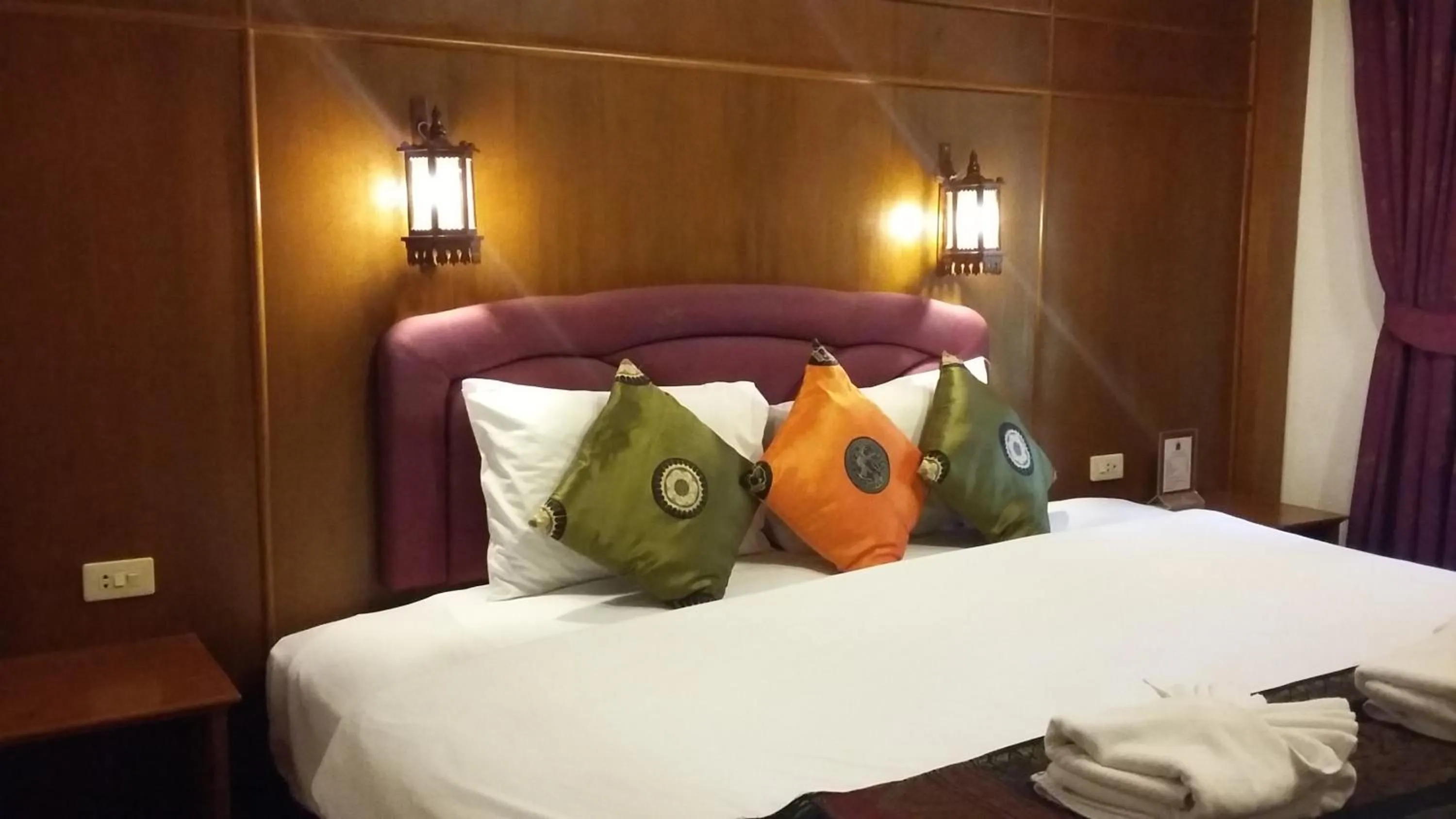 Bed in Royal Phawadee Village Patong - 2 Minutes walk to the beach