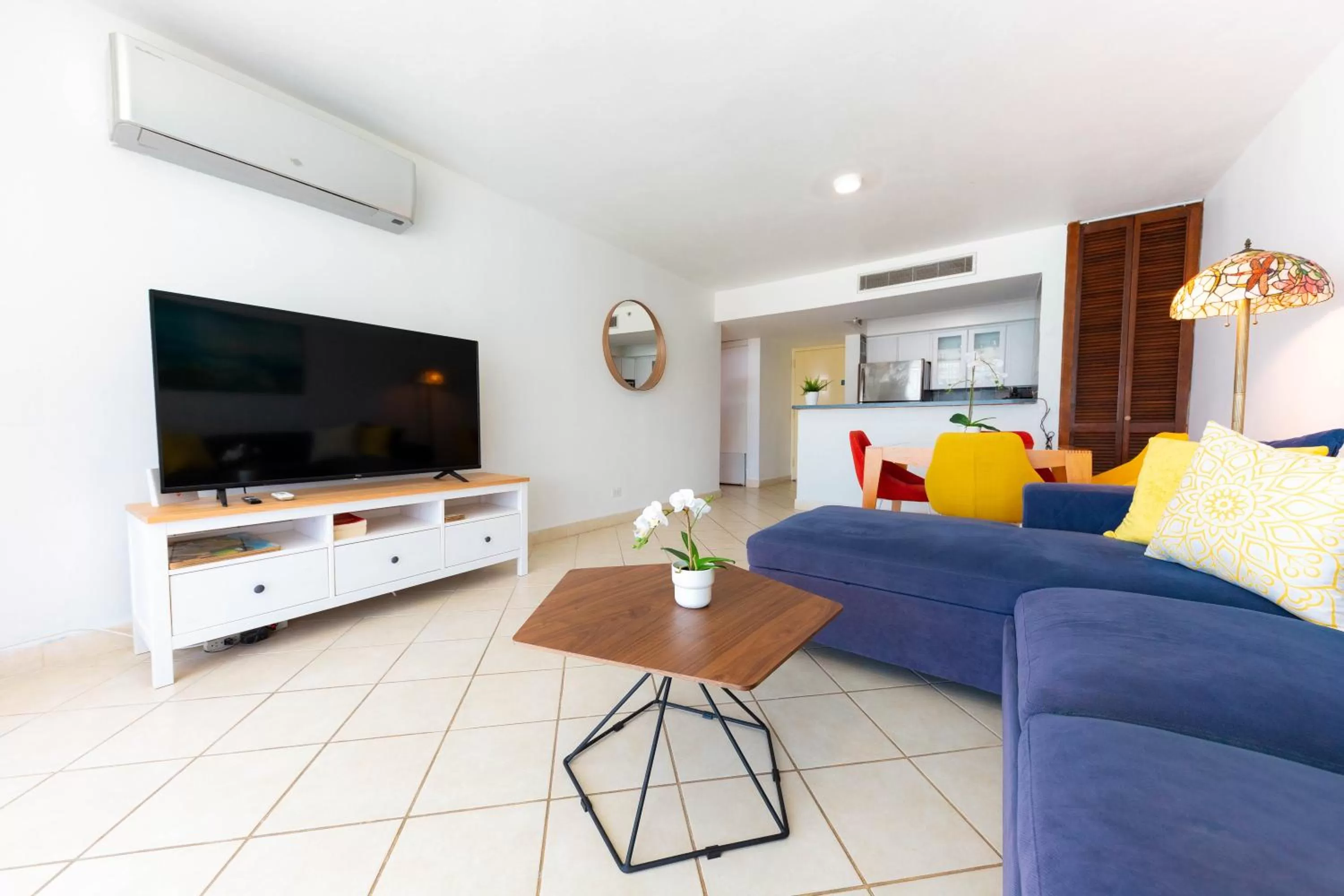 Living room, Seating Area in ESJ Towers by Chana