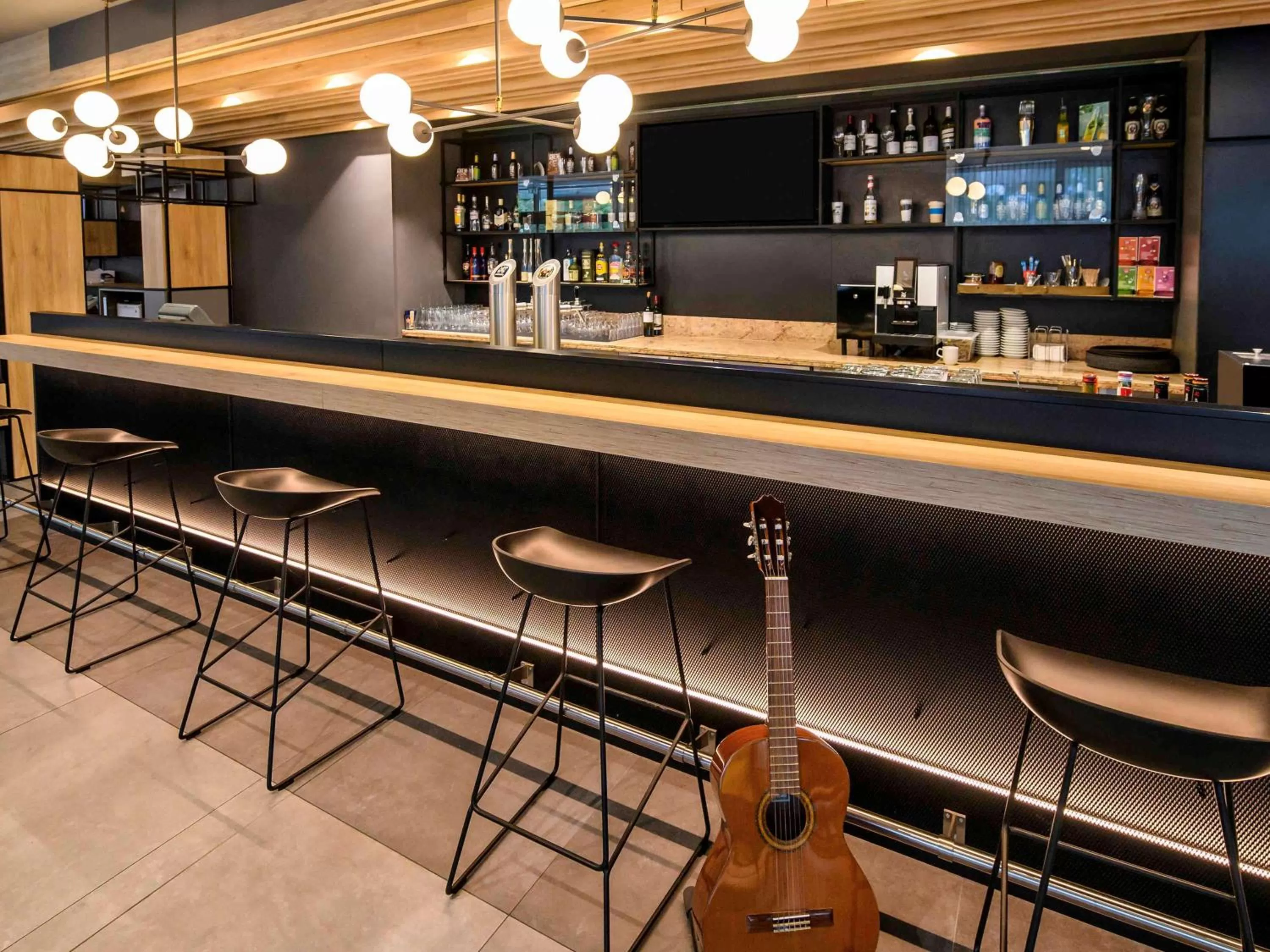 Lounge or bar in ibis Hotel Muenchen City West