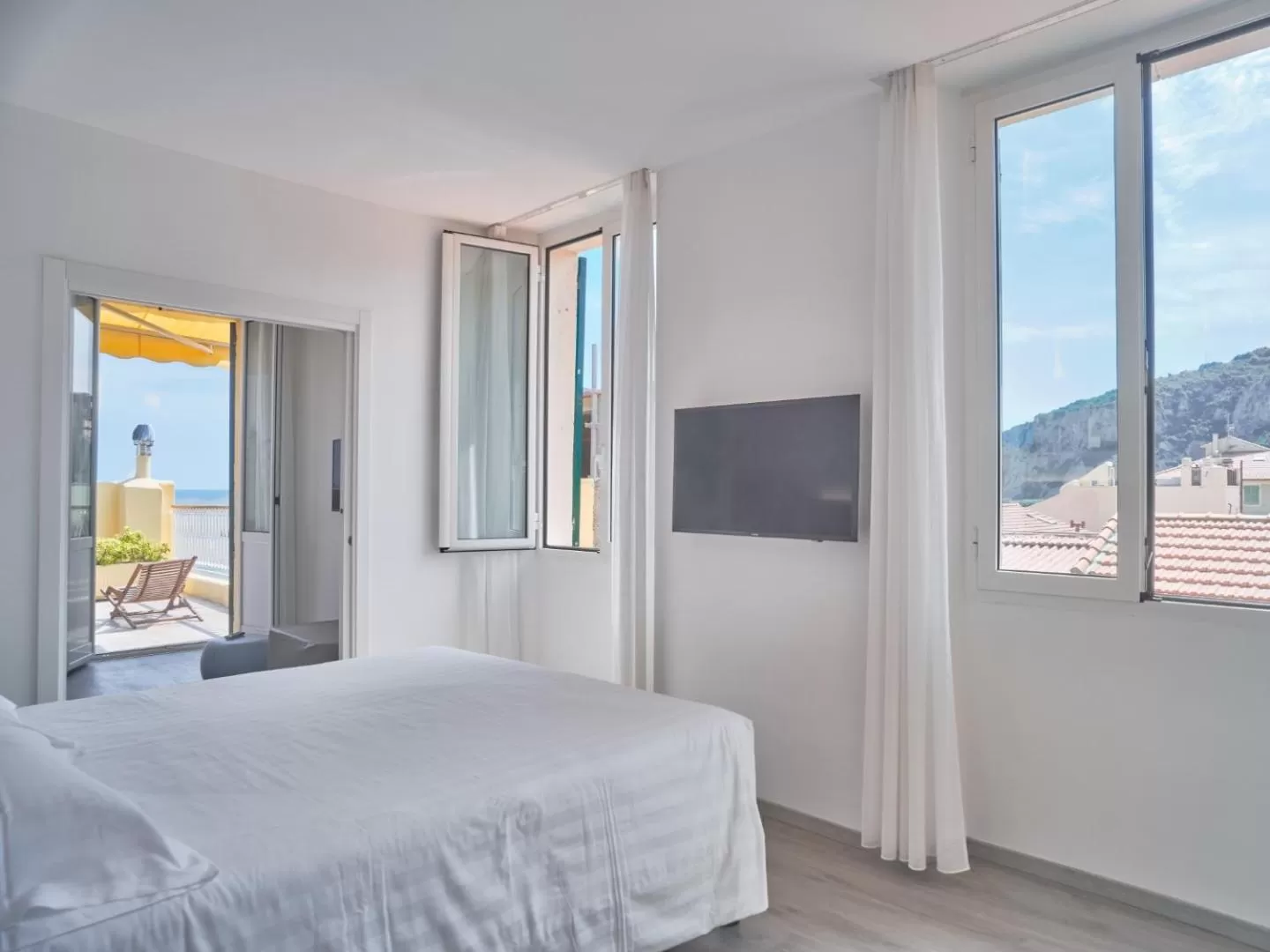 Balcony/Terrace, Bed in Hotel Medusa