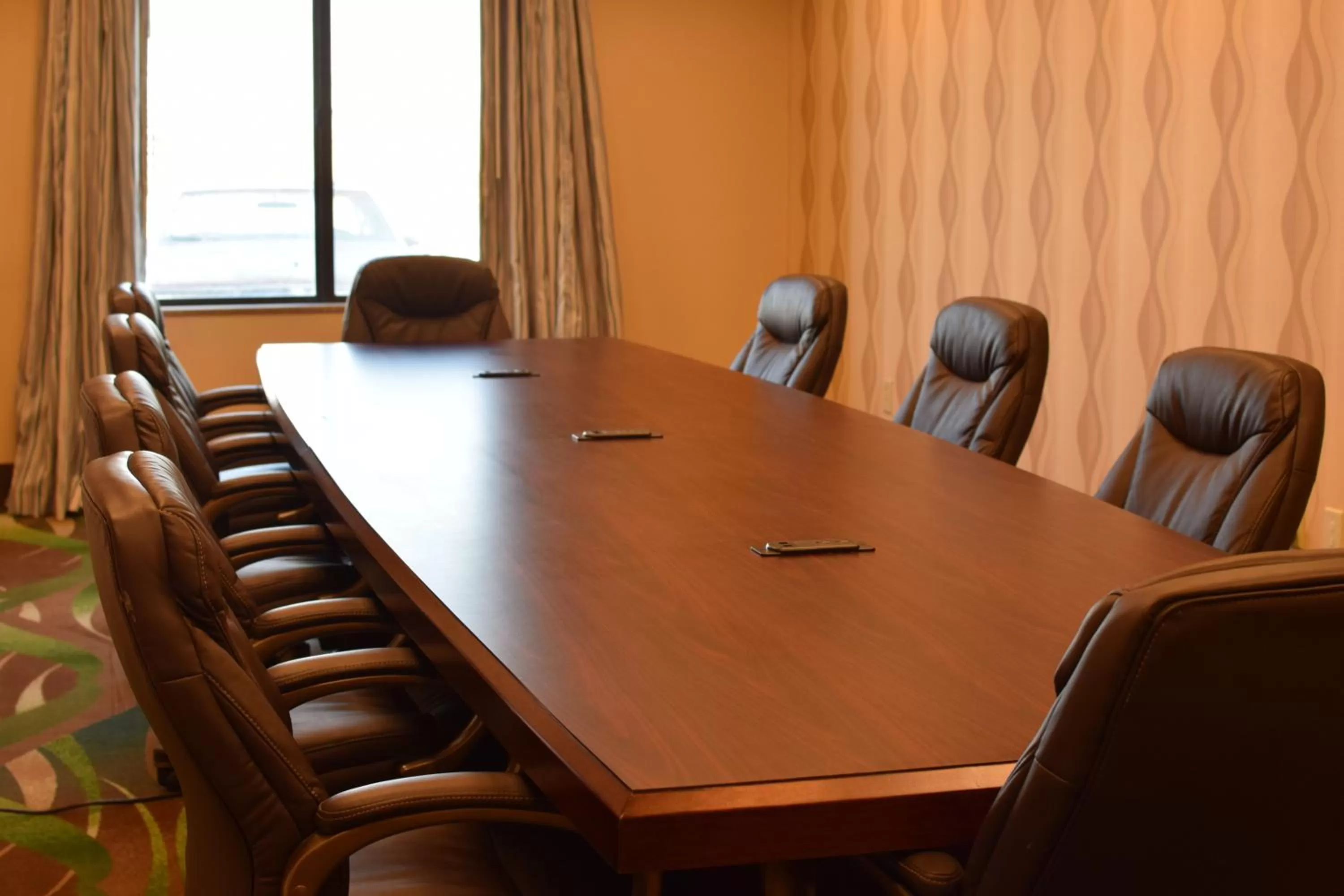 Meeting/conference room in Holiday Inn Express Pratt by IHG