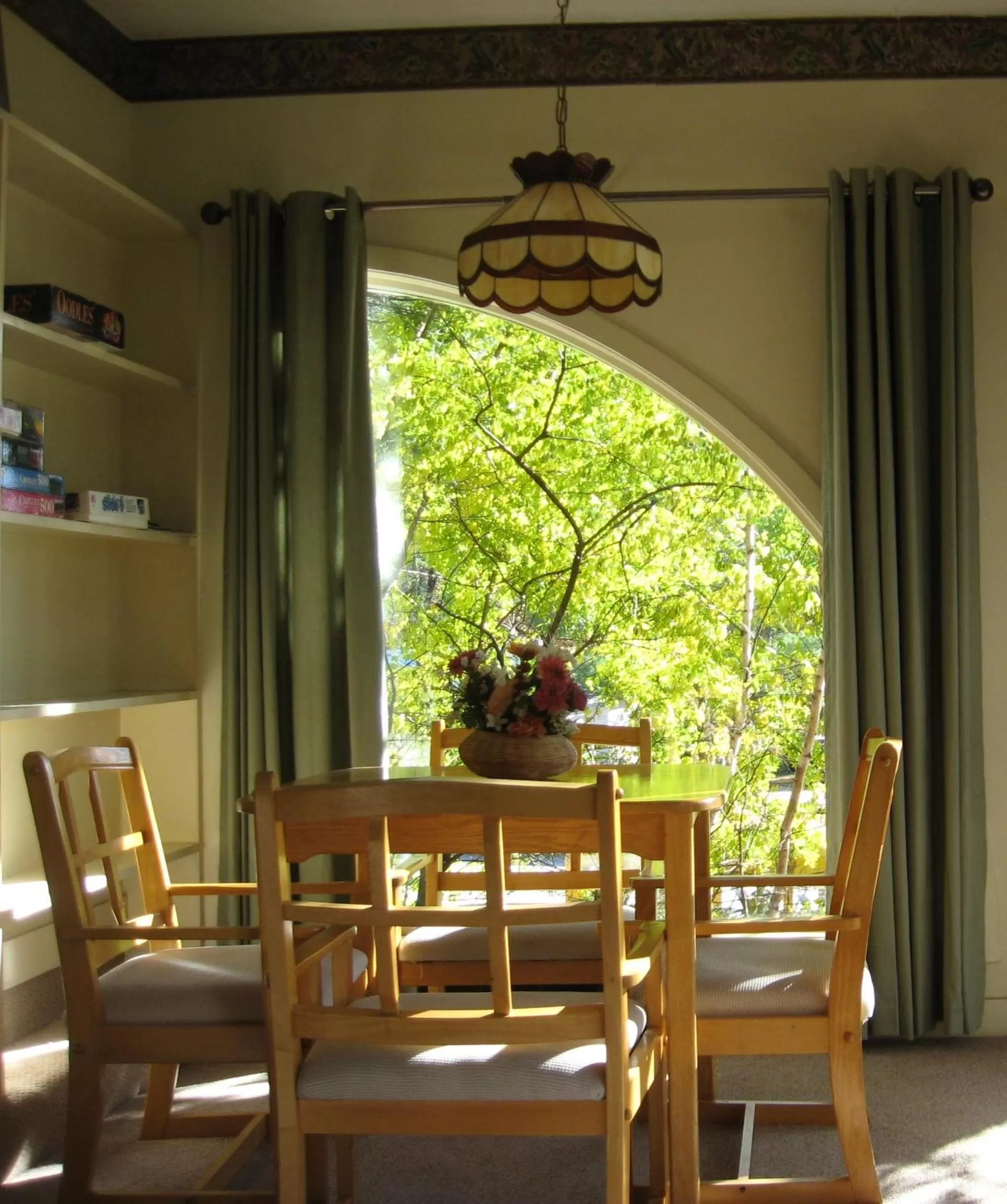 Seating area in Cathedral Ledge Resort