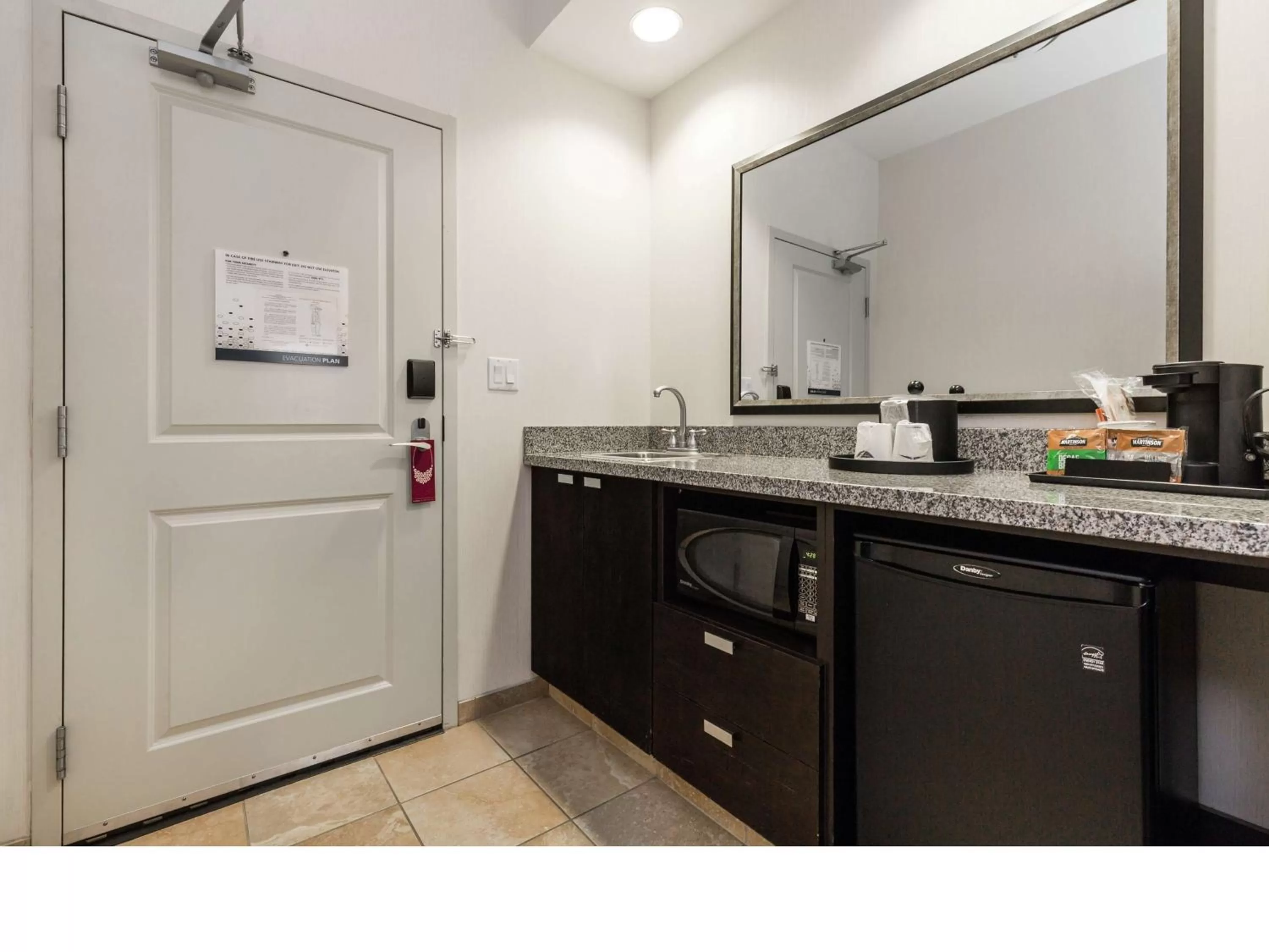 Kitchen or kitchenette in Hampton Inn & Suites by Hilton Lethbridge