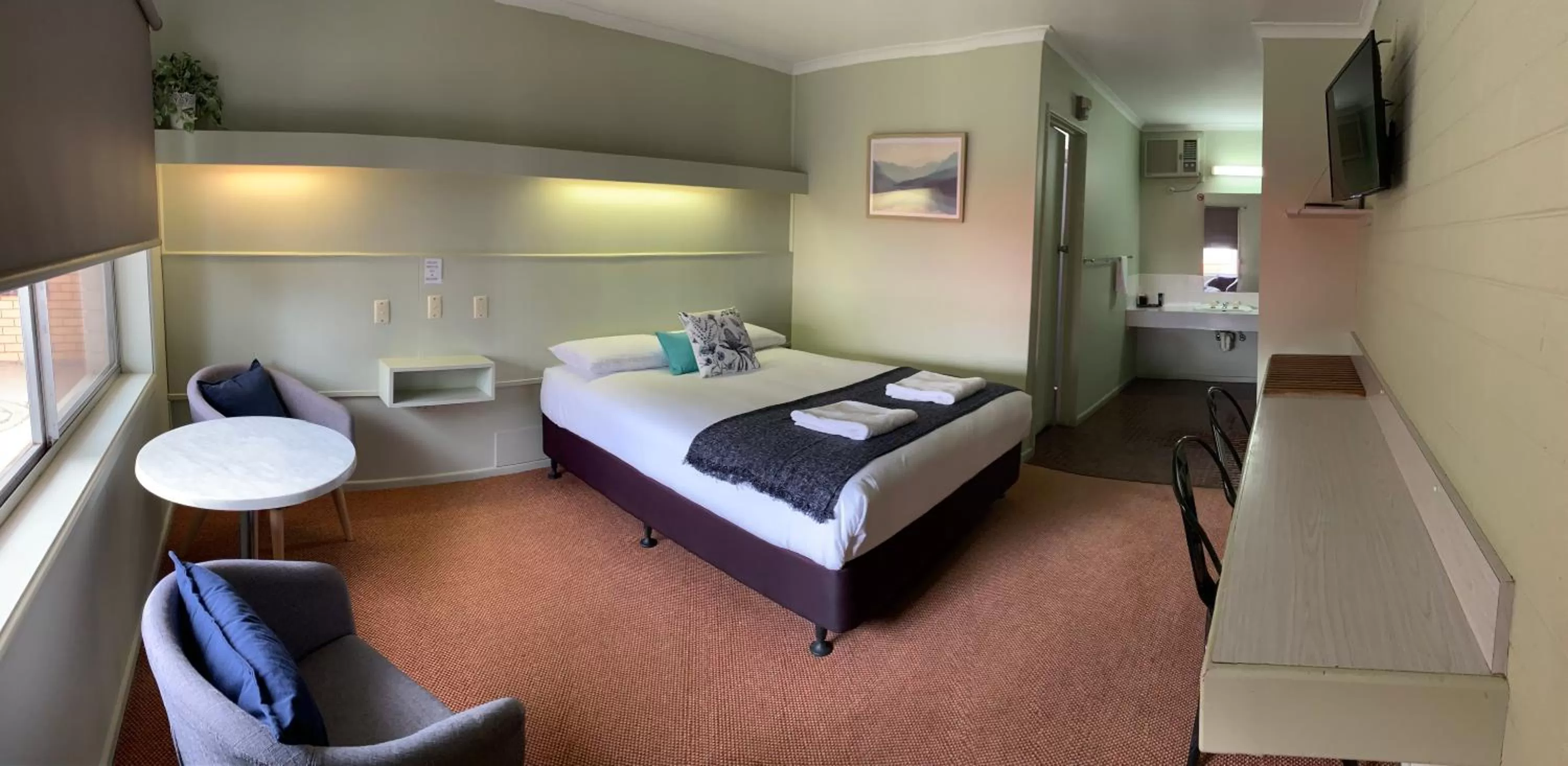 Photo of the whole room, Bed in Finley Country Club Hotel Motel