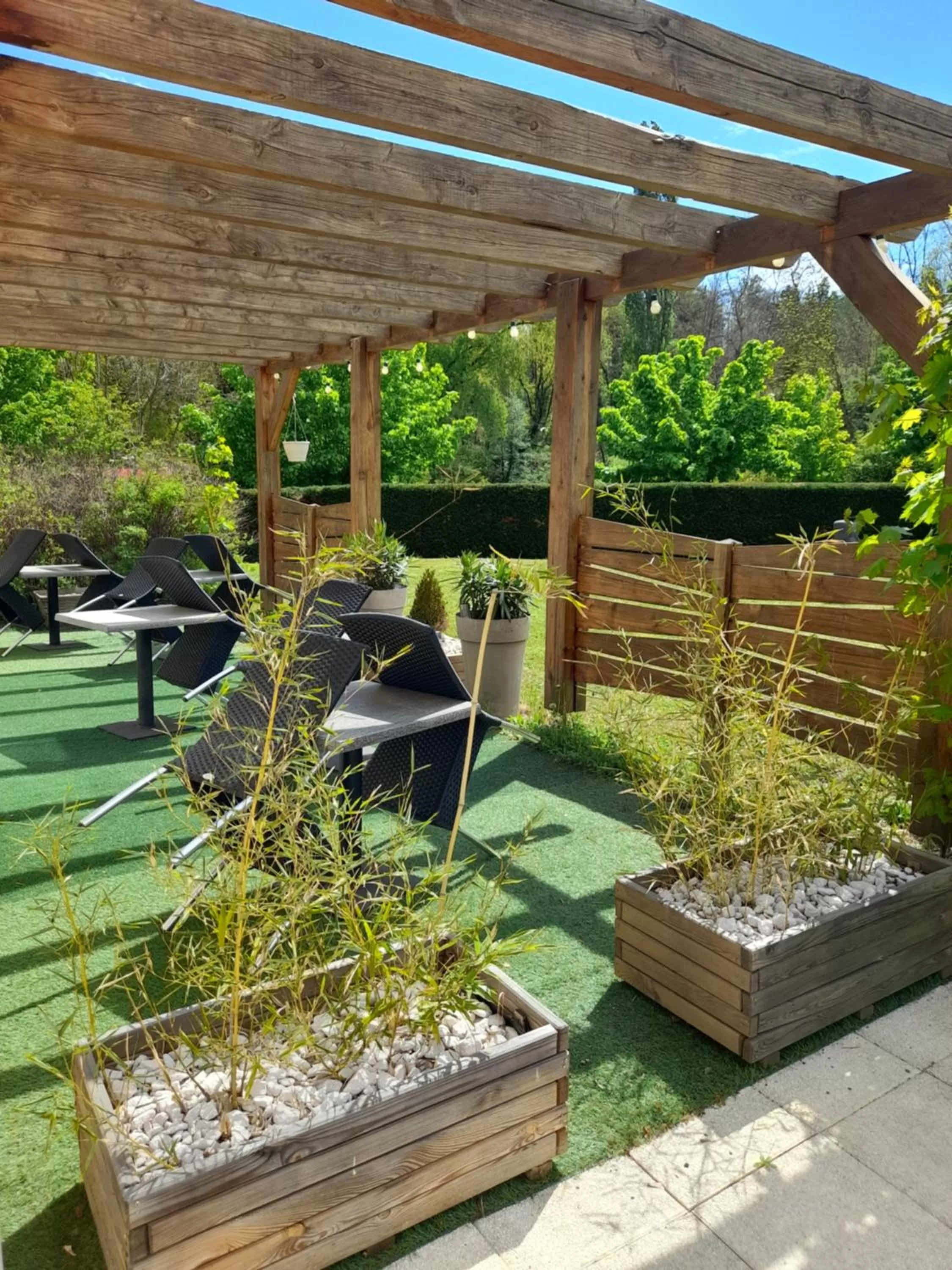 Patio, BBQ Facilities in Hotel de l'Ile d'Amour