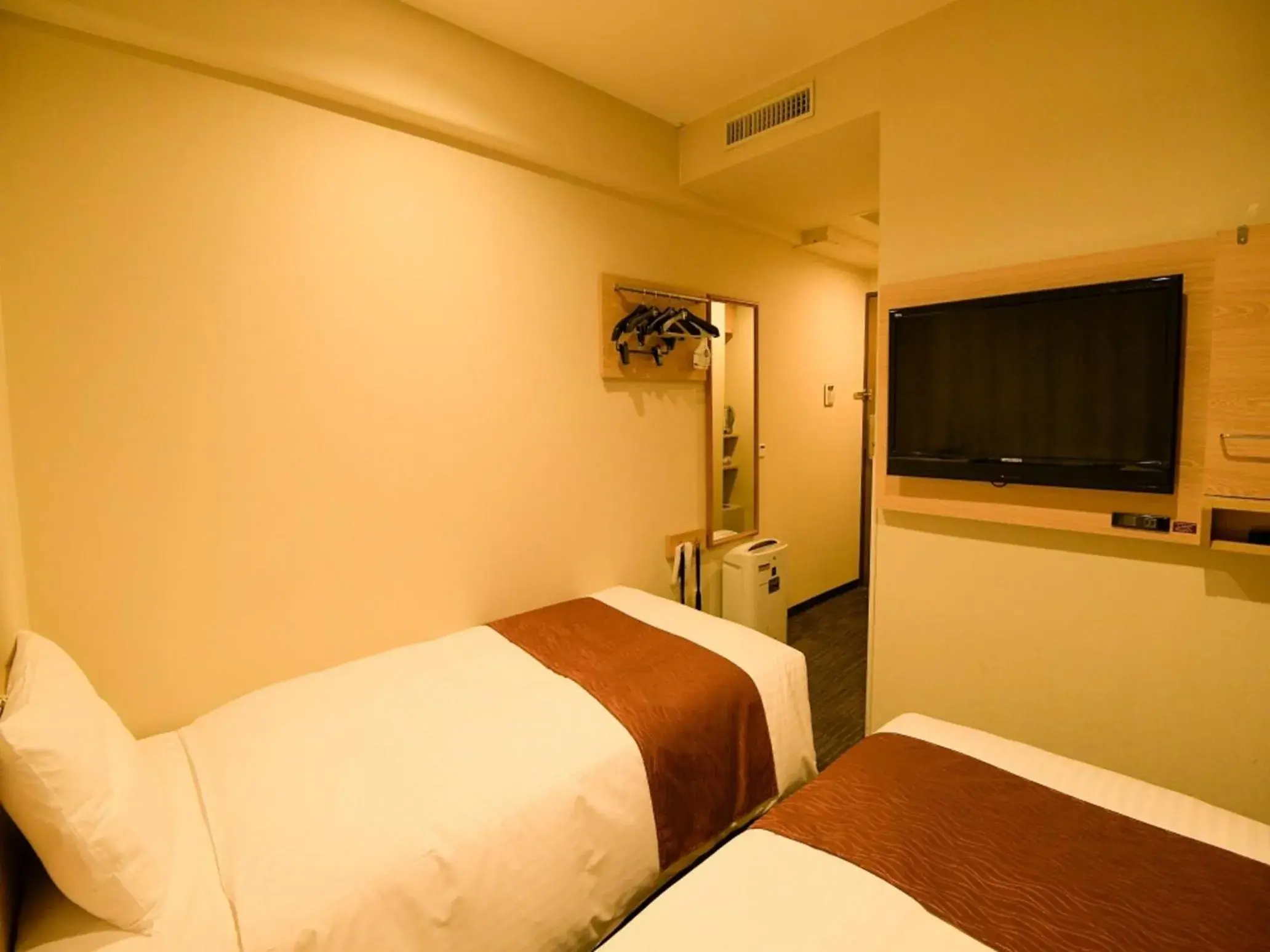 Economy Twin Room - single occupancy - Smoking in Via Inn Shin Osaka West Economy Twin Room - single occupancy - Smoking in Via Inn Shin Osaka West