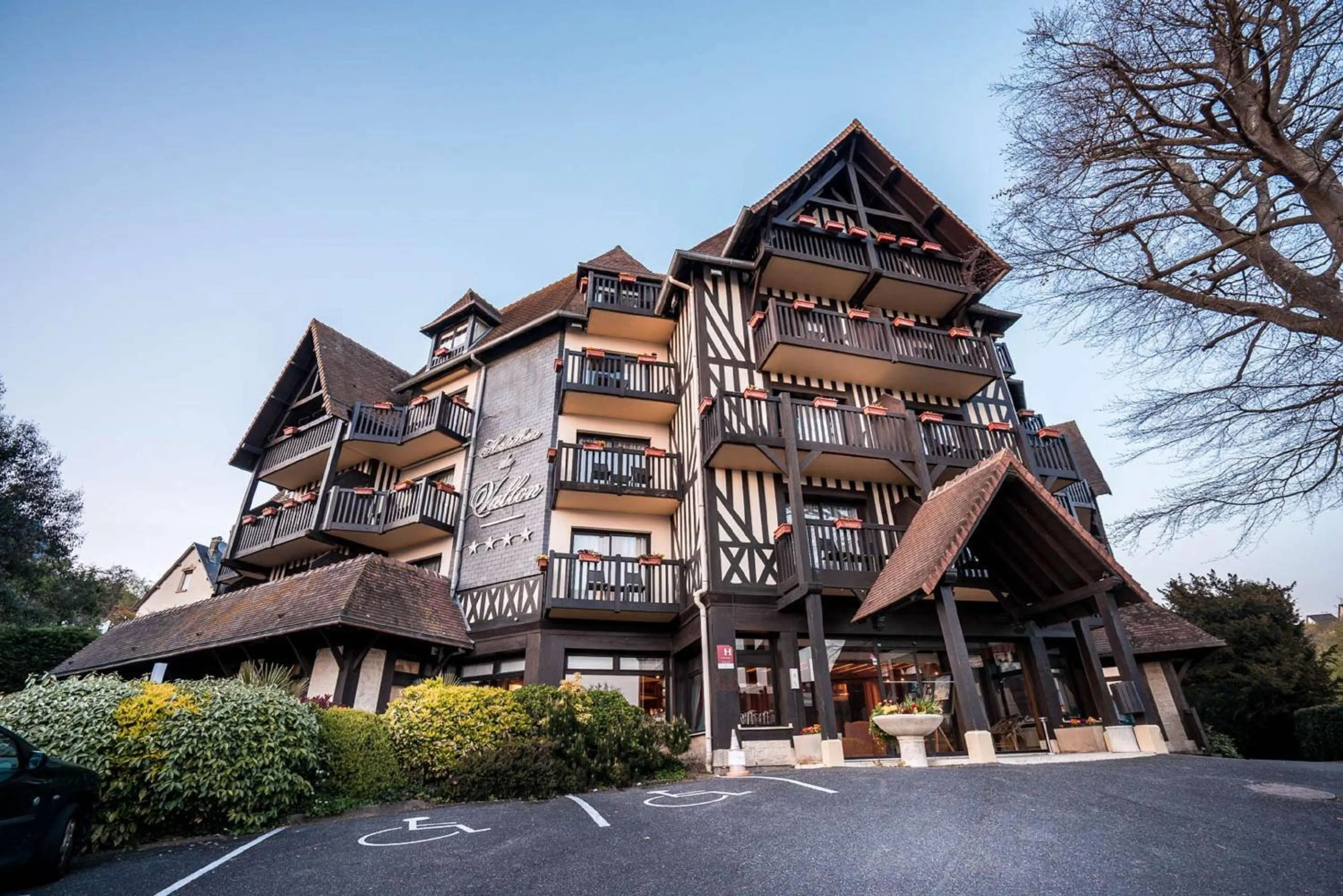 Property building in Best Western Plus Hostellerie Du Vallon