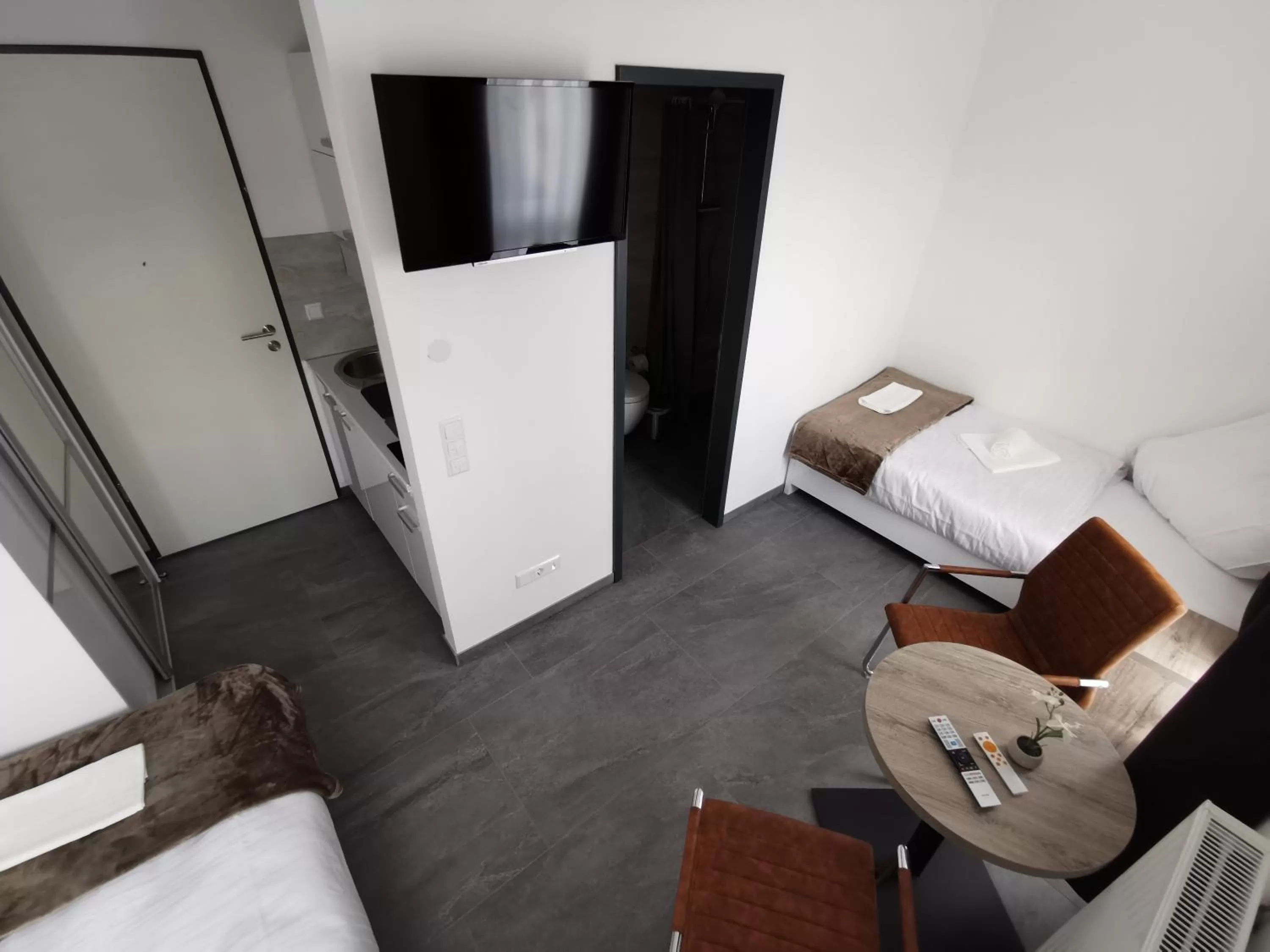 Communal lounge/ TV room, Bed in HP Apartments