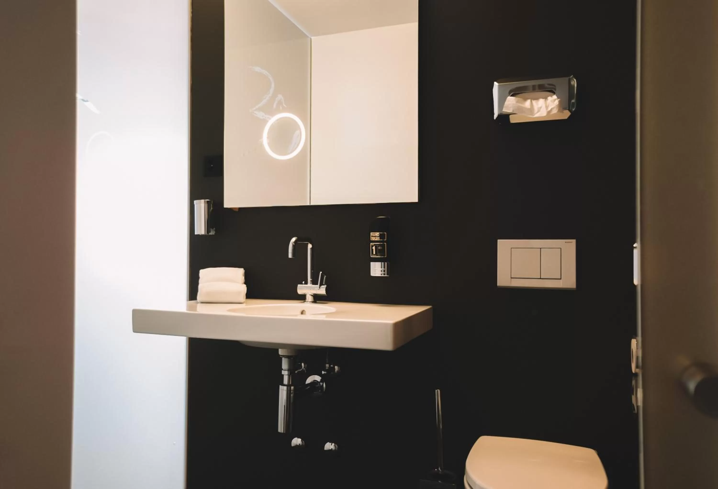 Shower in Hotel Birdlodge