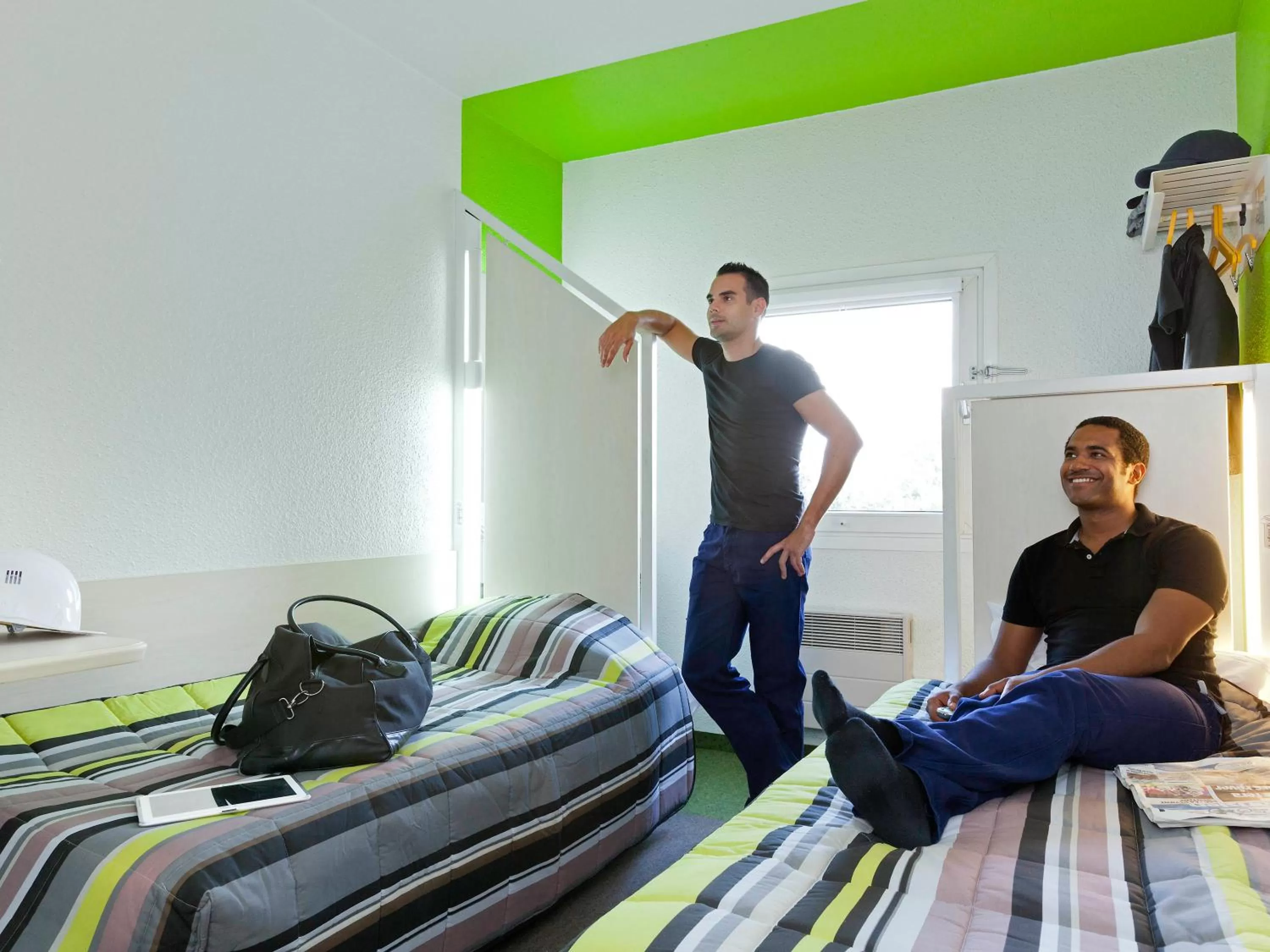 Photo of the whole room, Bed in Unisotel Sens Nord EX F1