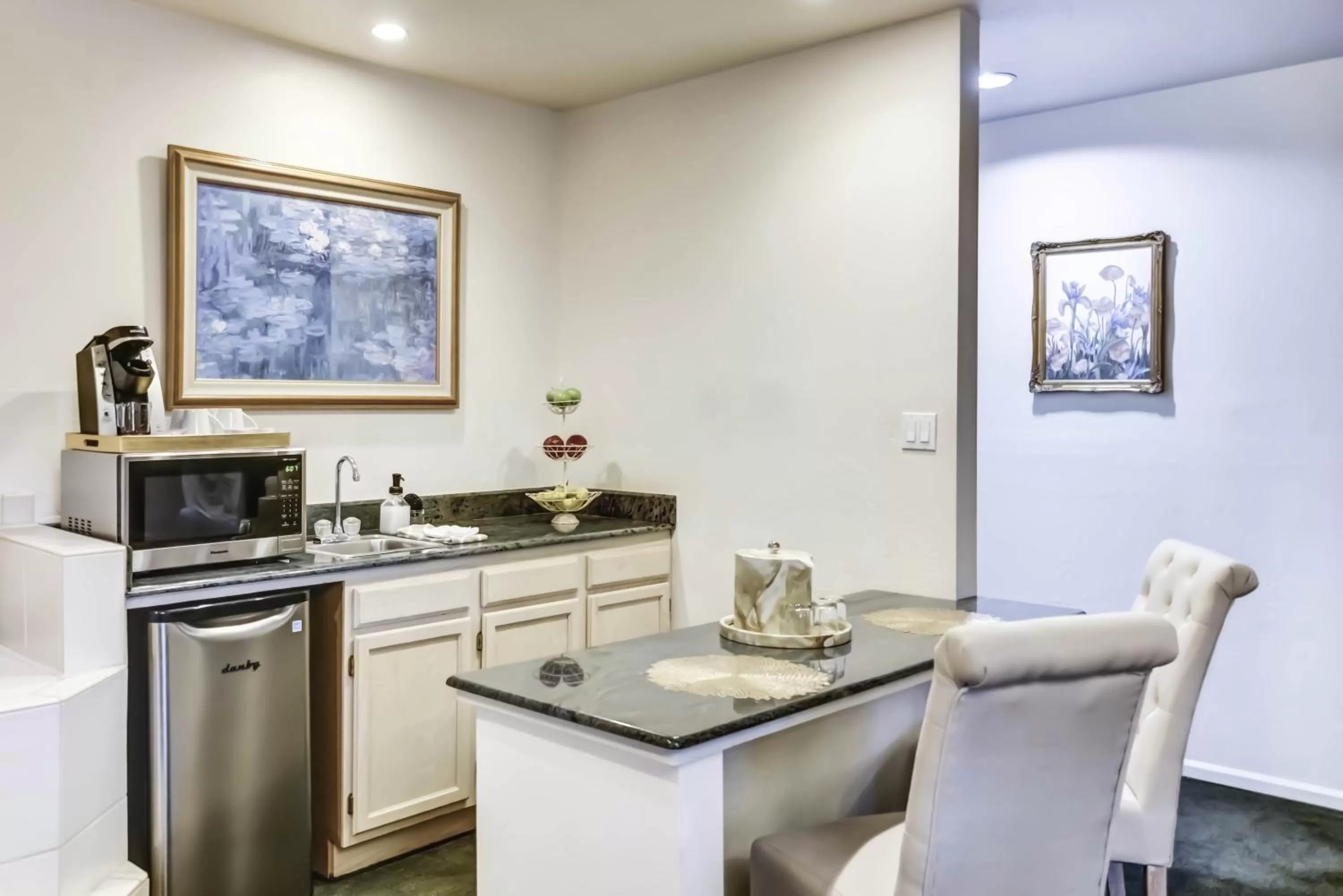 Kitchen or kitchenette in Forest Villas Hotel