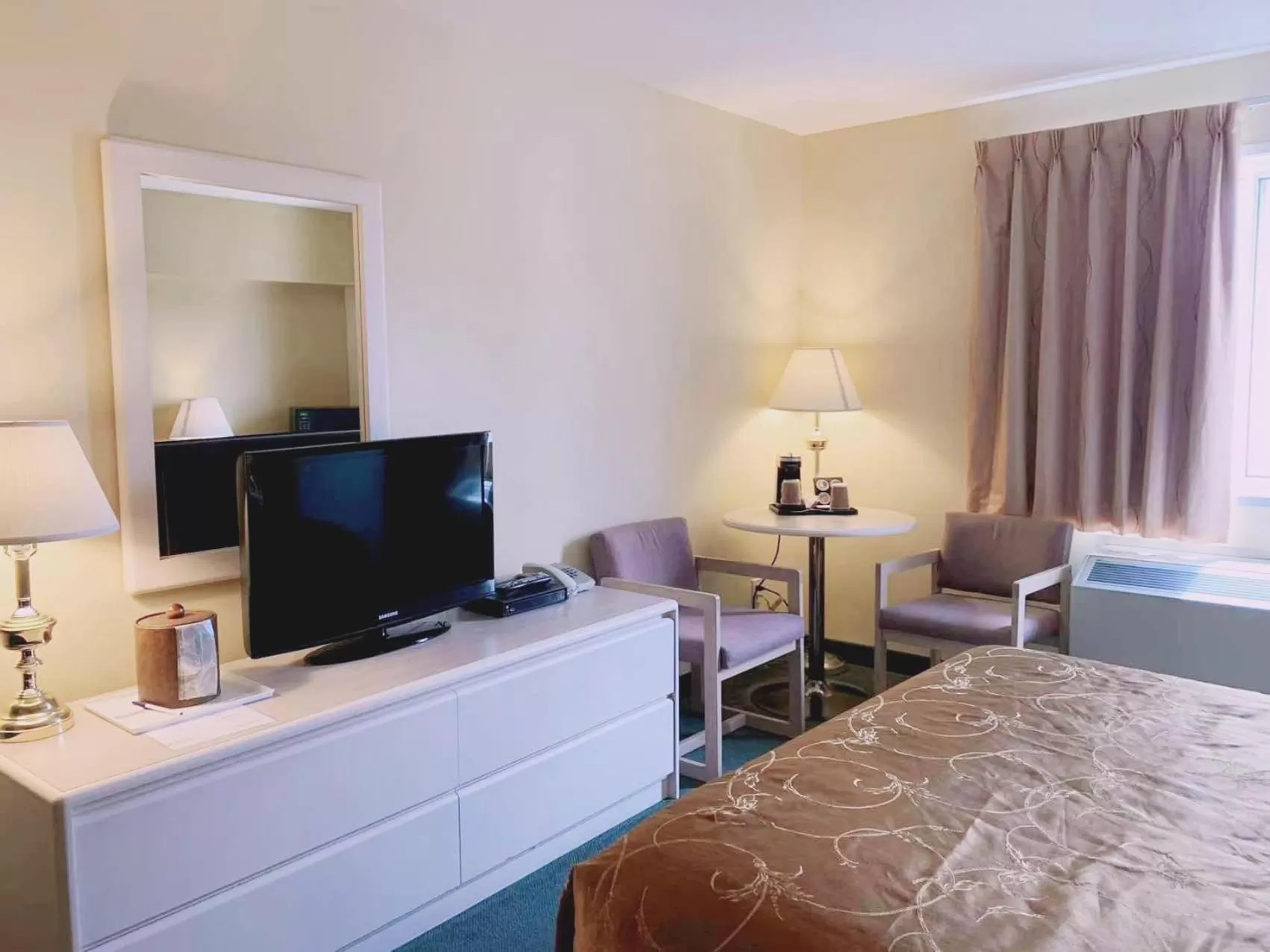 TV and multimedia, Bed in MountainView Hotel Merritt