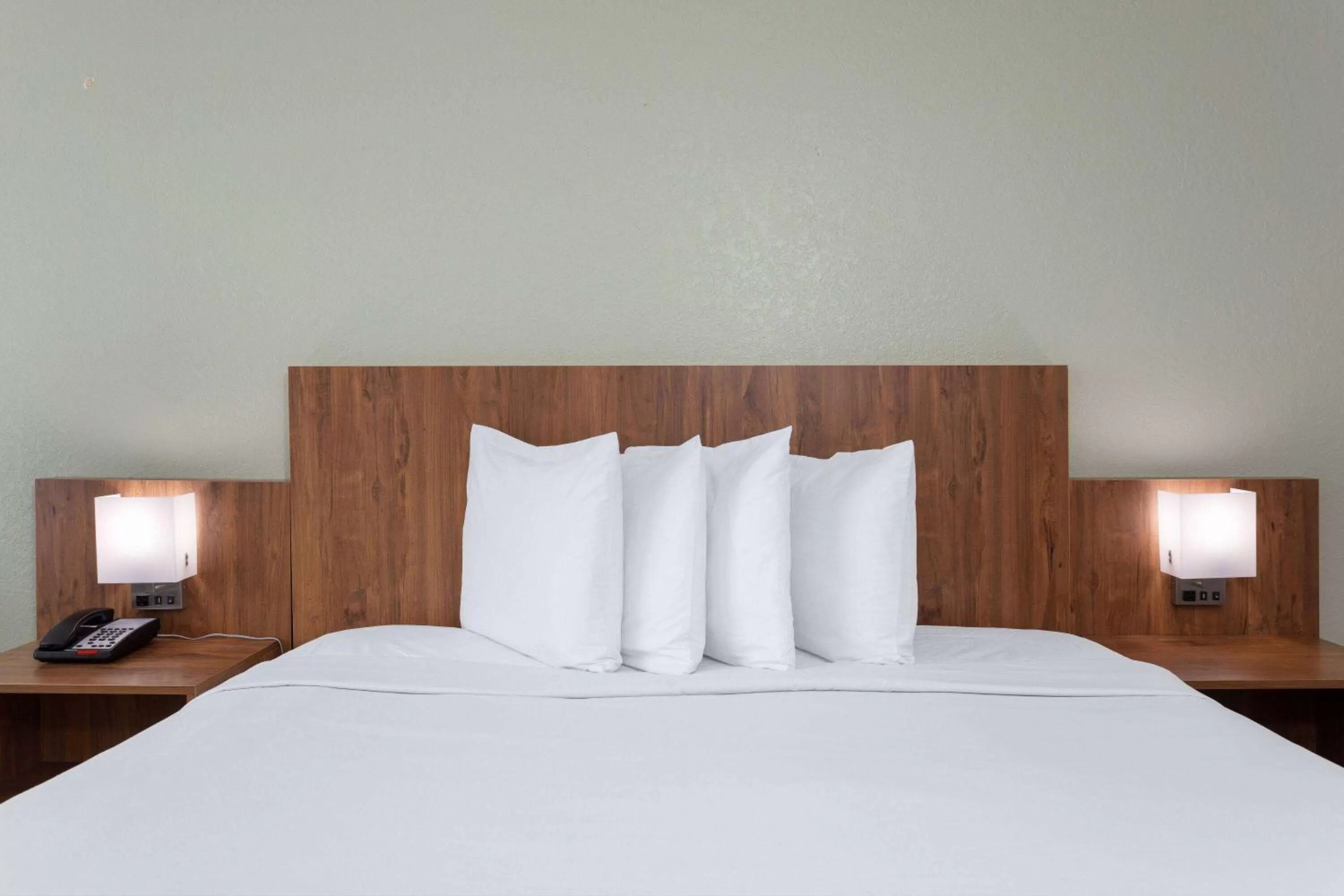 Photo of the whole room, Bed in Ramada by Wyndham Altamonte Springs Near I-4