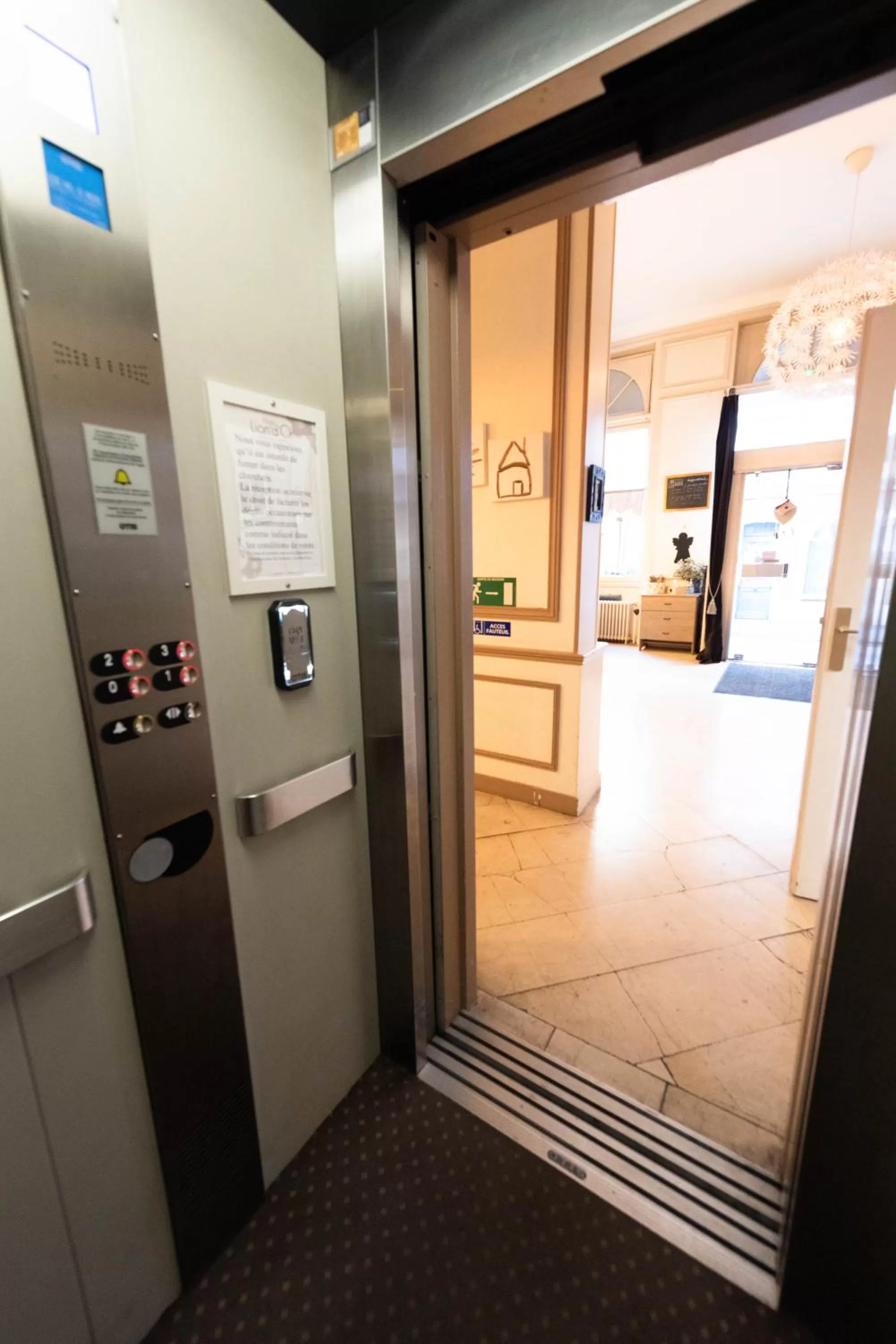 elevator in Hôtel Le Lion D'or