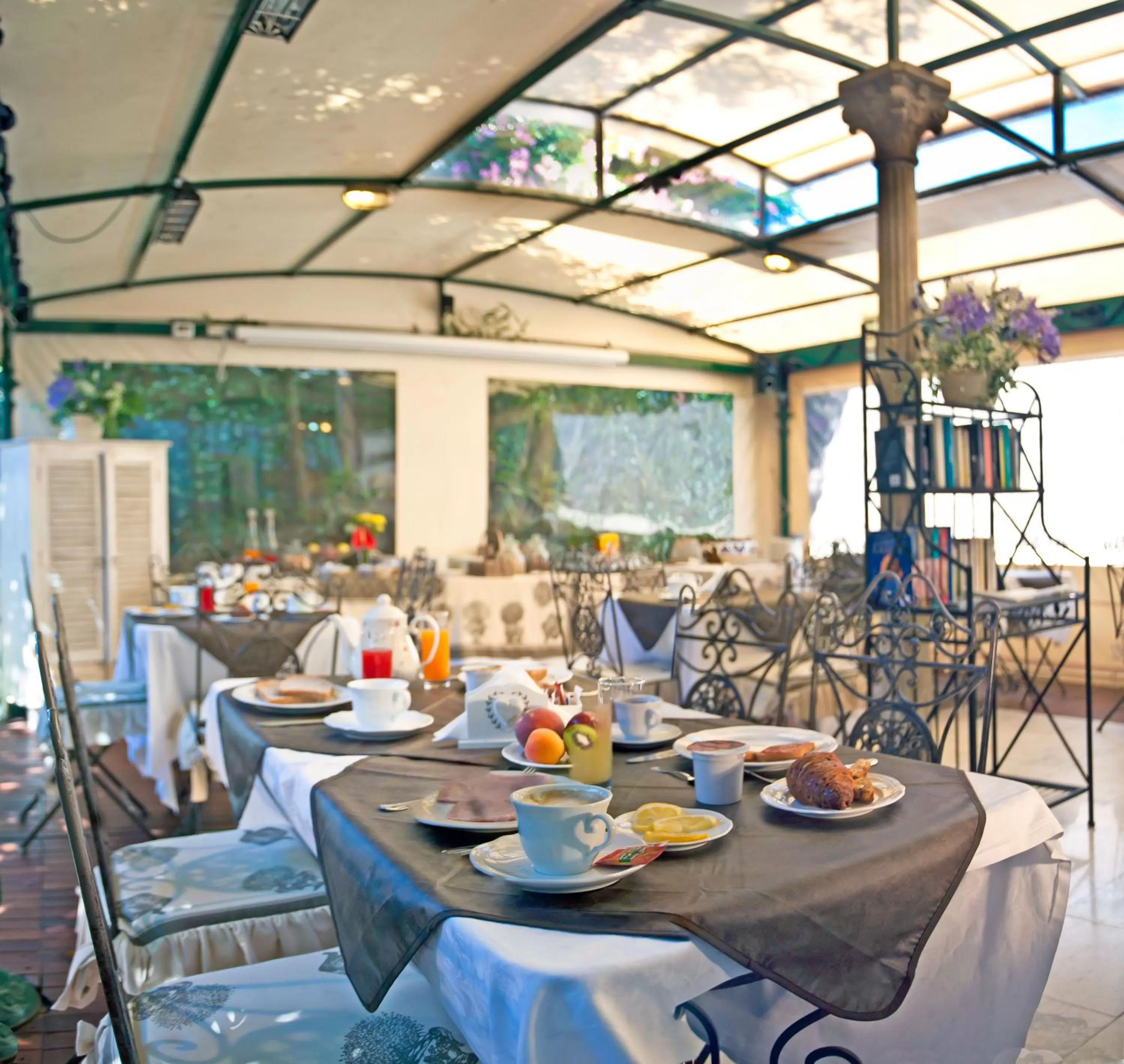 Restaurant/places to eat in Hotel Navy