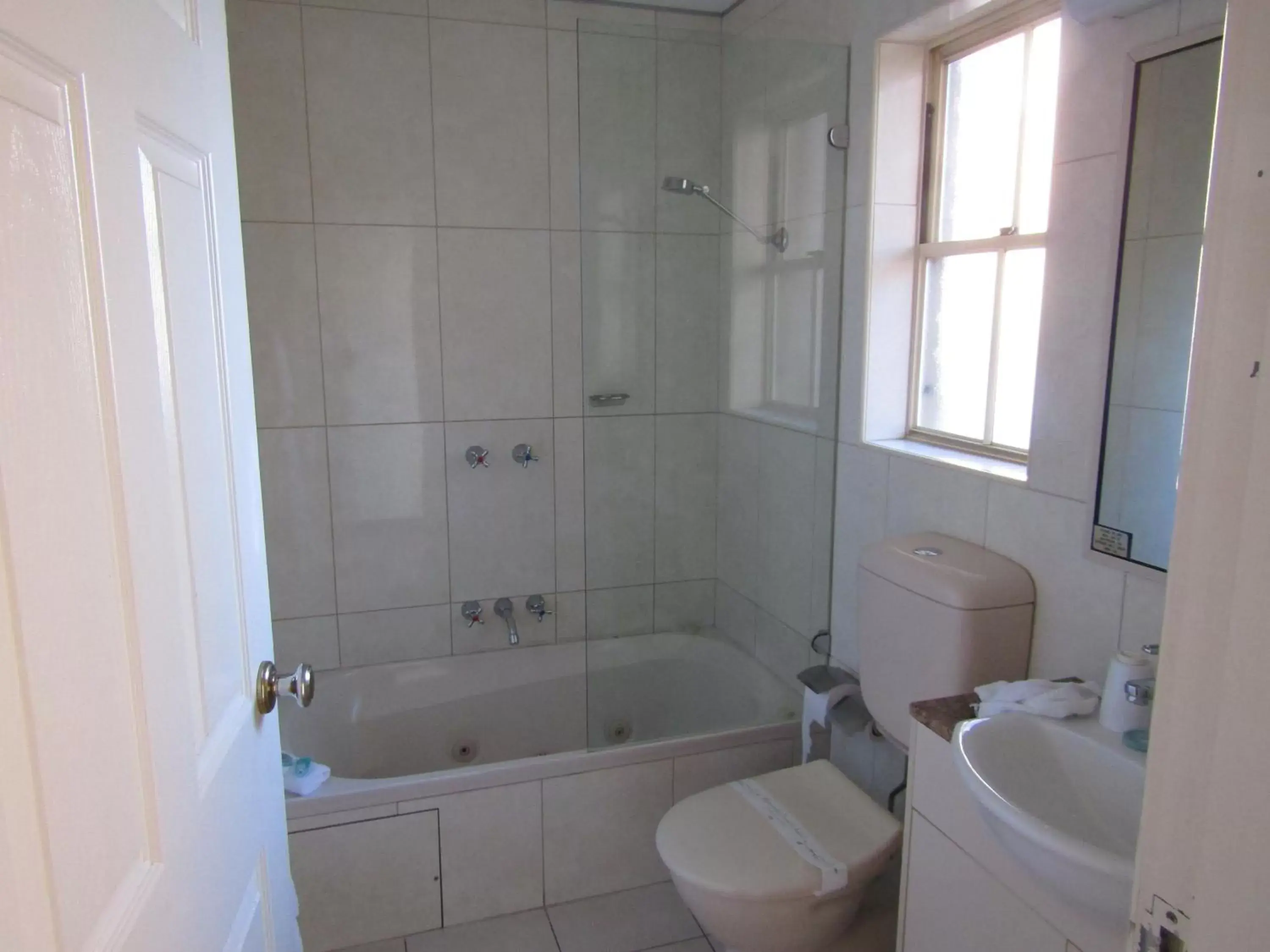 Deluxe Family Suite (2 Adults + 2 Children) in Australian Heritage Motor Inn Deluxe Family Suite (2 Adults + 2 Children) in Australian Heritage Motor Inn