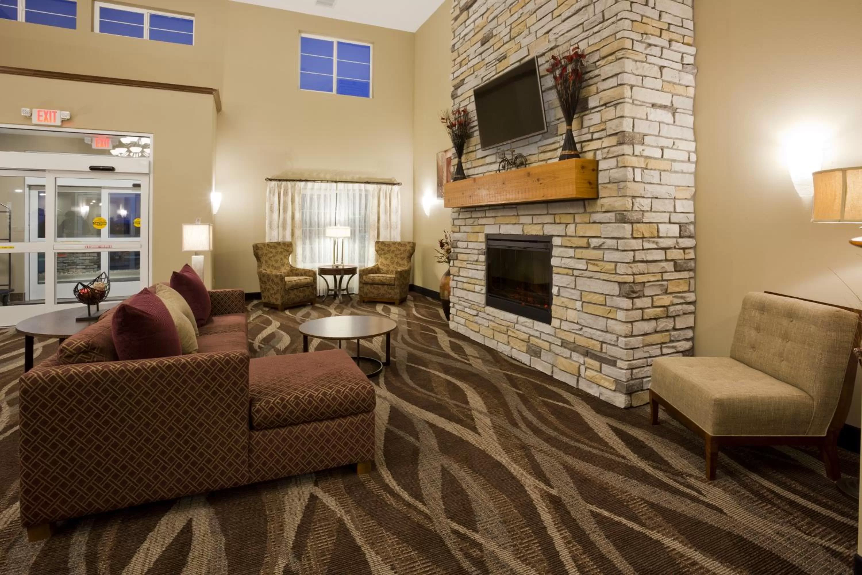 Communal lounge/ TV room in Gateway Park Hotel and Suites - Sioux Falls -Tea