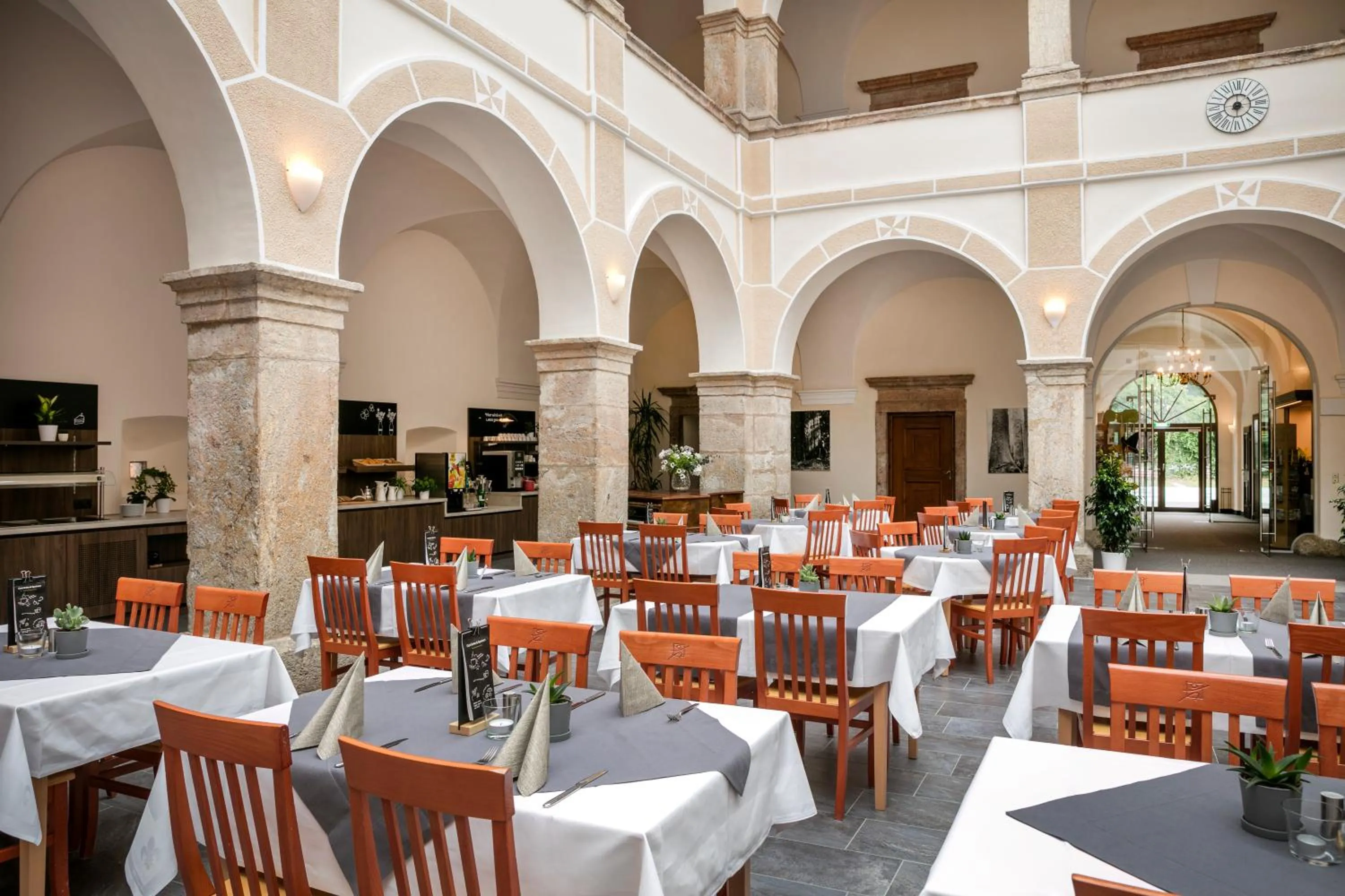 Restaurant/places to eat in JUFA Hotel Schloss Röthelstein