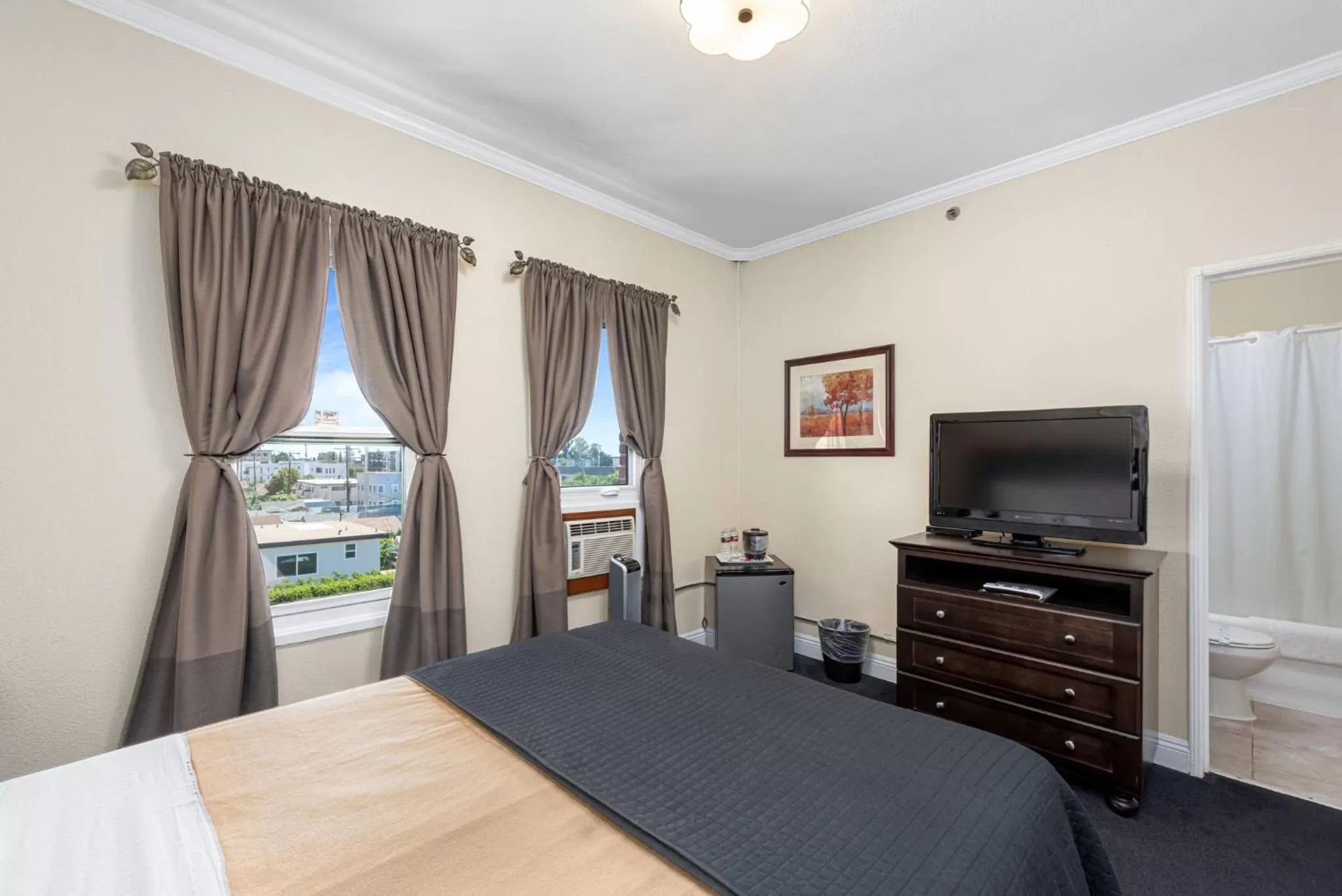 TV and multimedia, Bed in Hollywood Historic Hotel