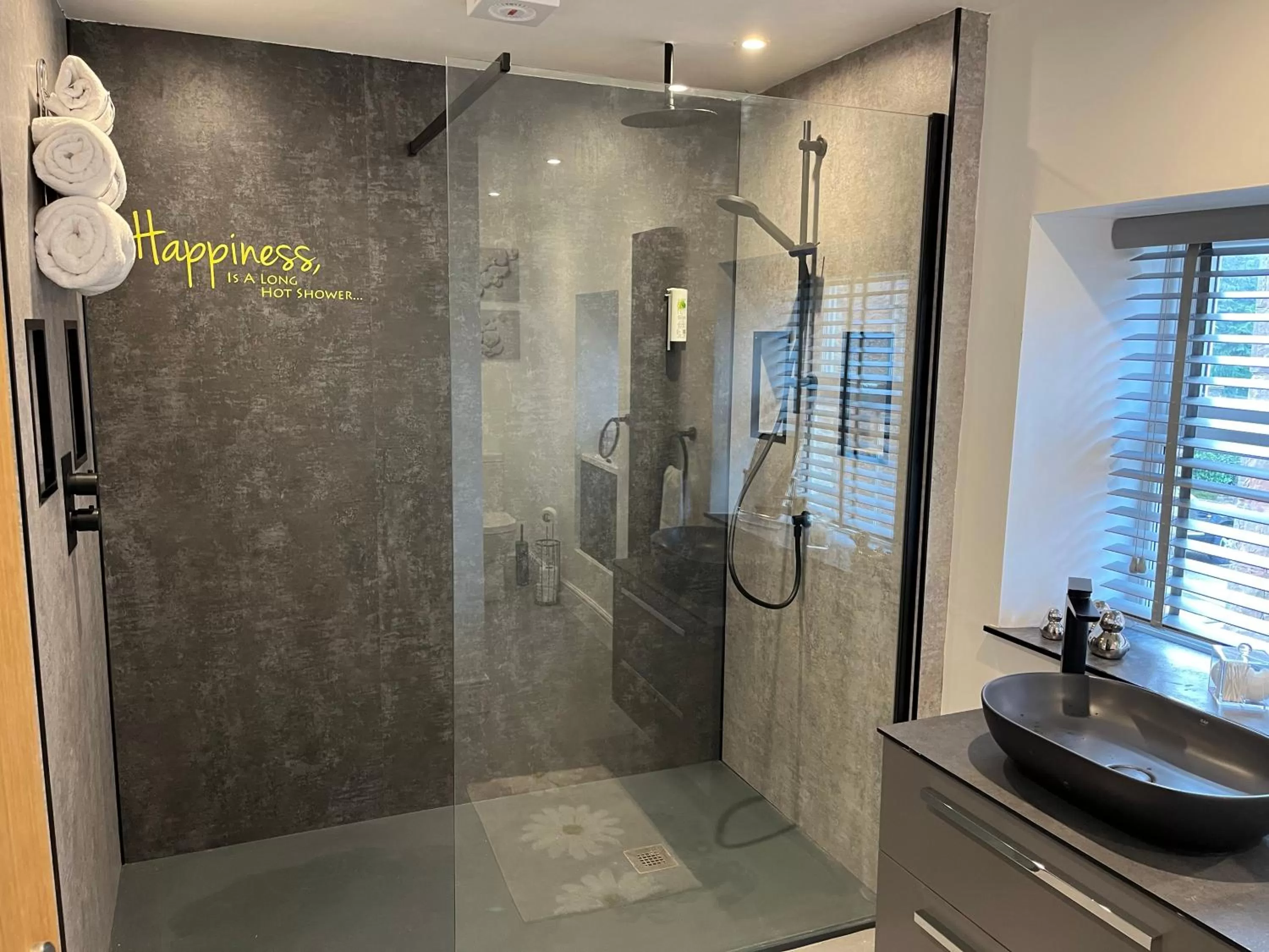 Shower in Crown and Cushion Appleby