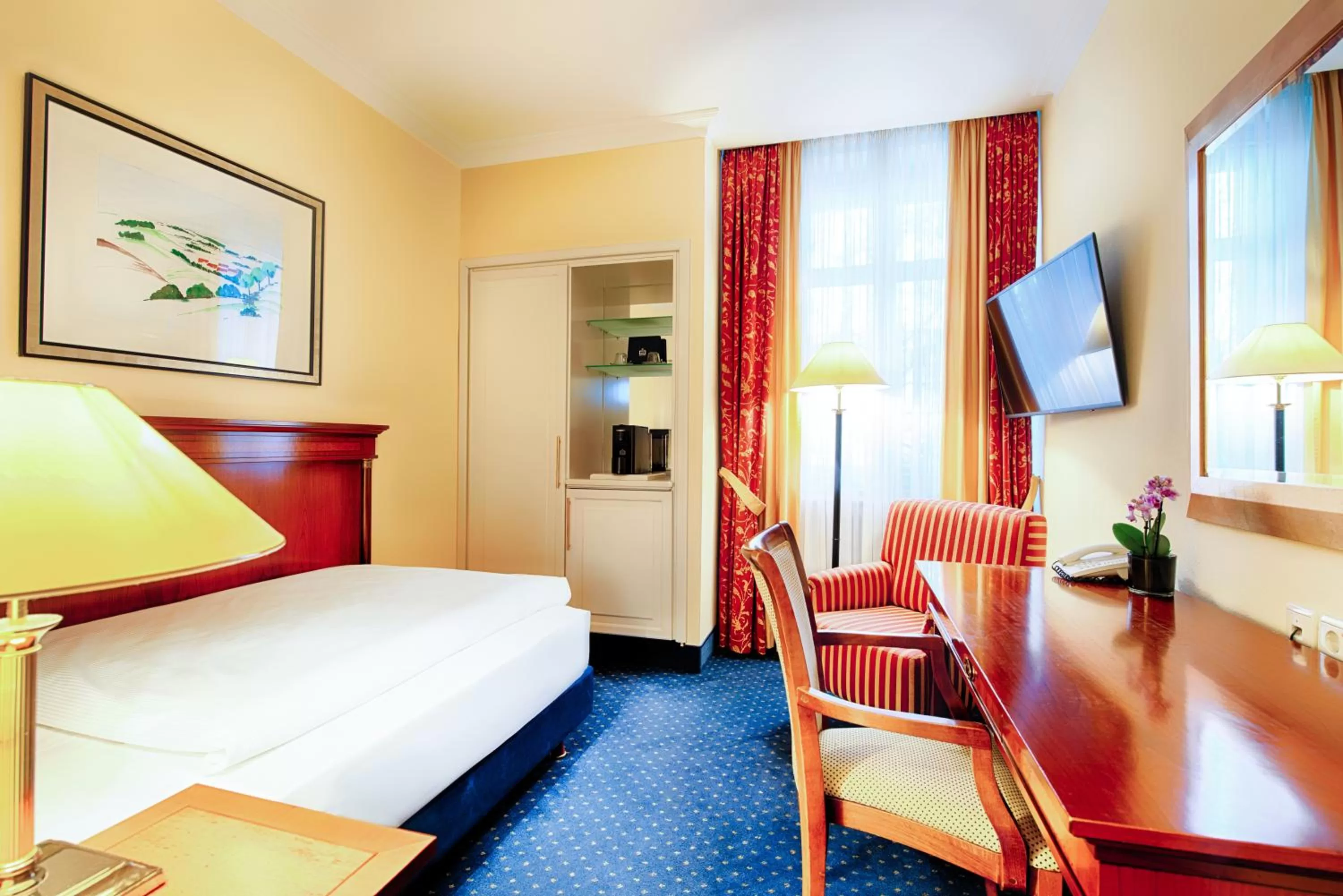 Bed, TV/Entertainment Center in Hotel Villa Geyerswörth