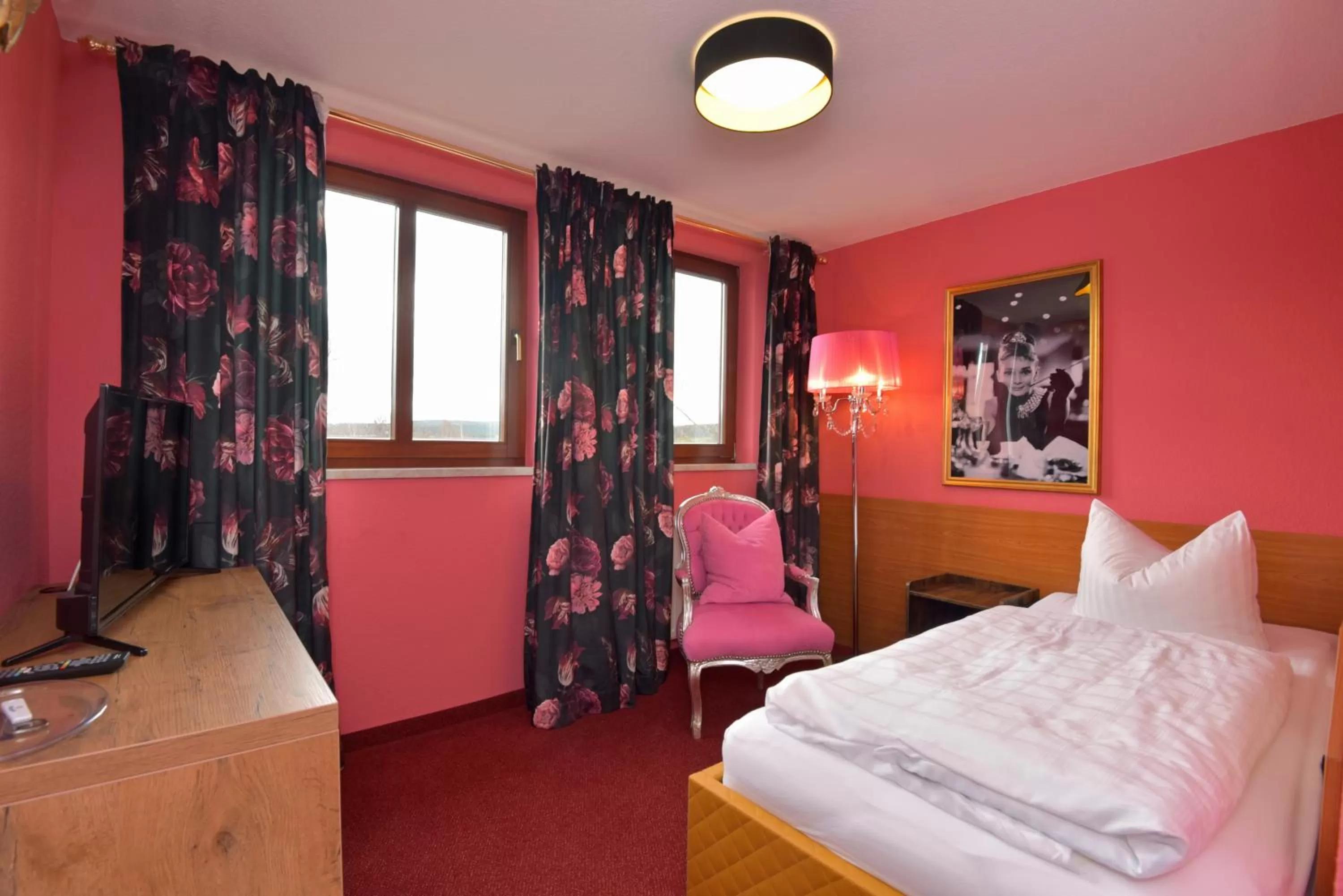 Photo of the whole room, Bed in Riverdam