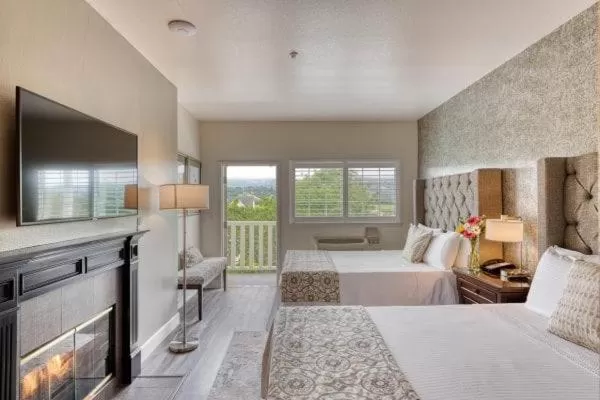 Bed in Geyserville Inn