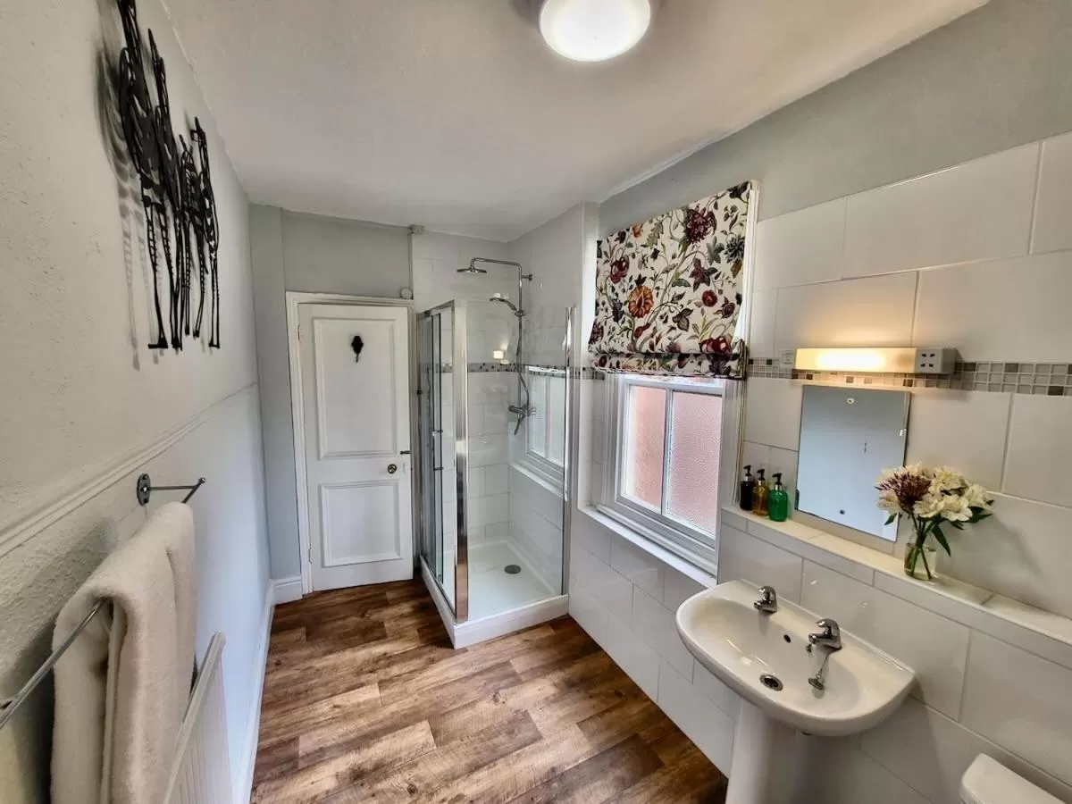 Bathroom in St George's Guest House