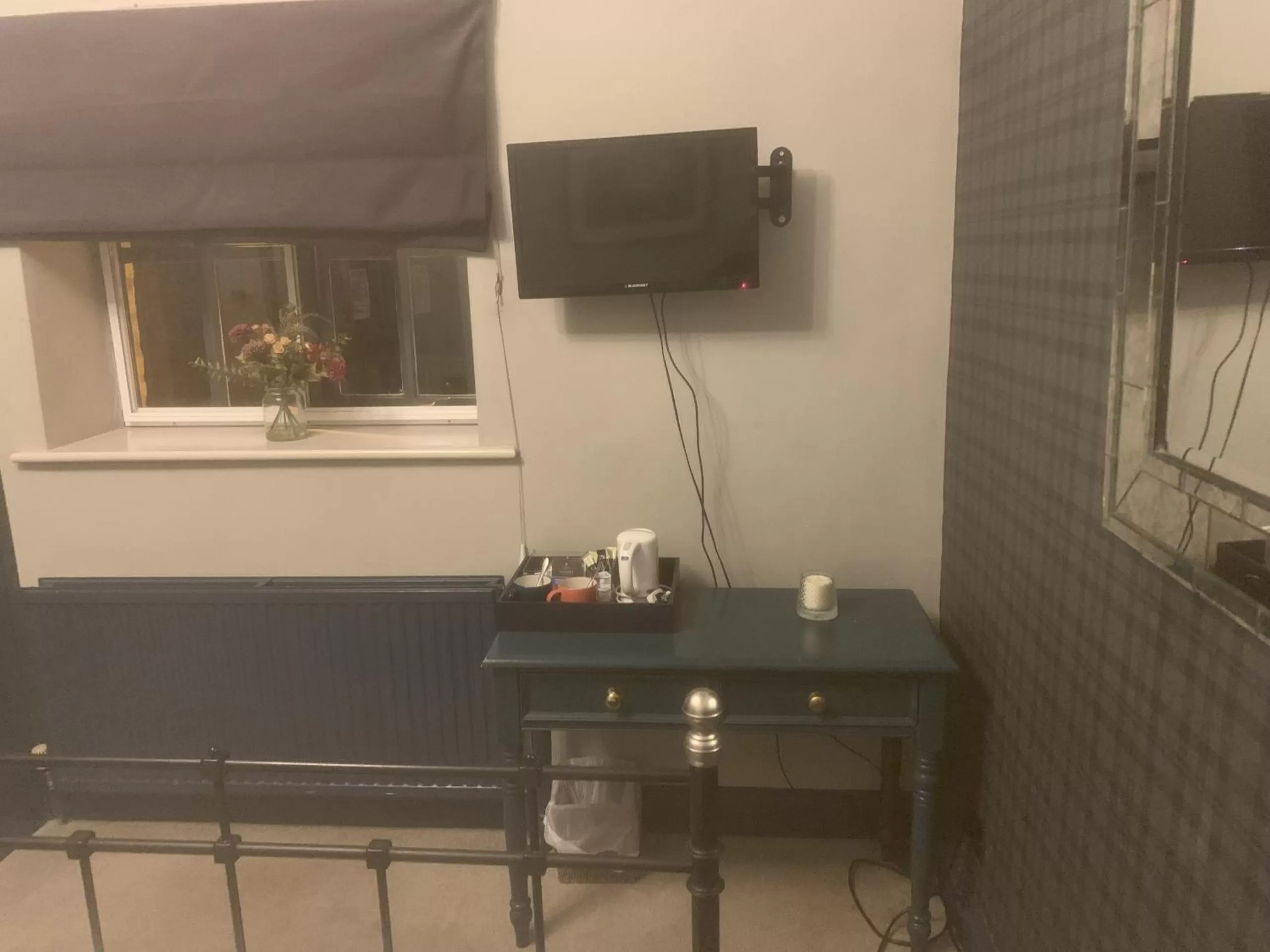 Bedroom, TV/Entertainment Center in The Manners Pub with Rooms