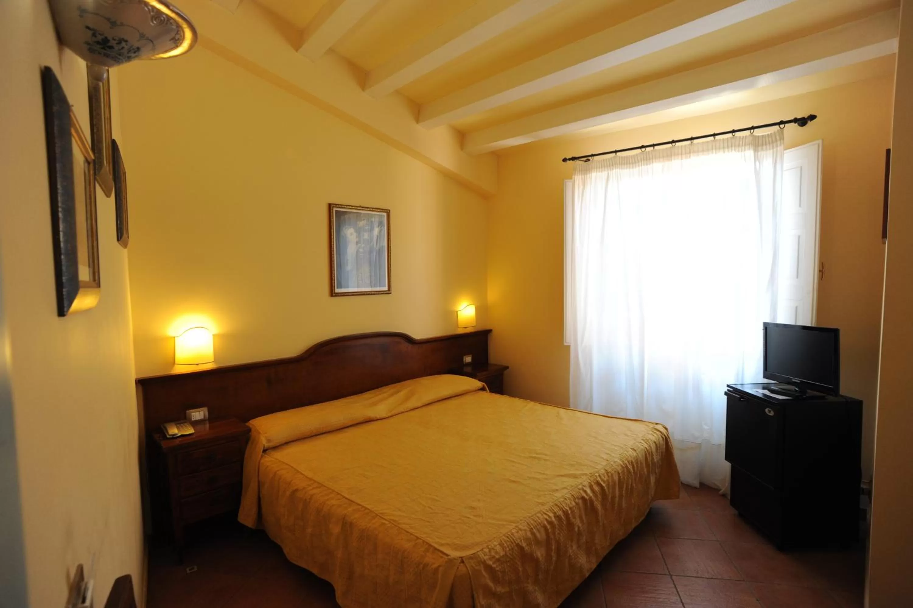 TV and multimedia, Bed in Hotel Mediterraneo