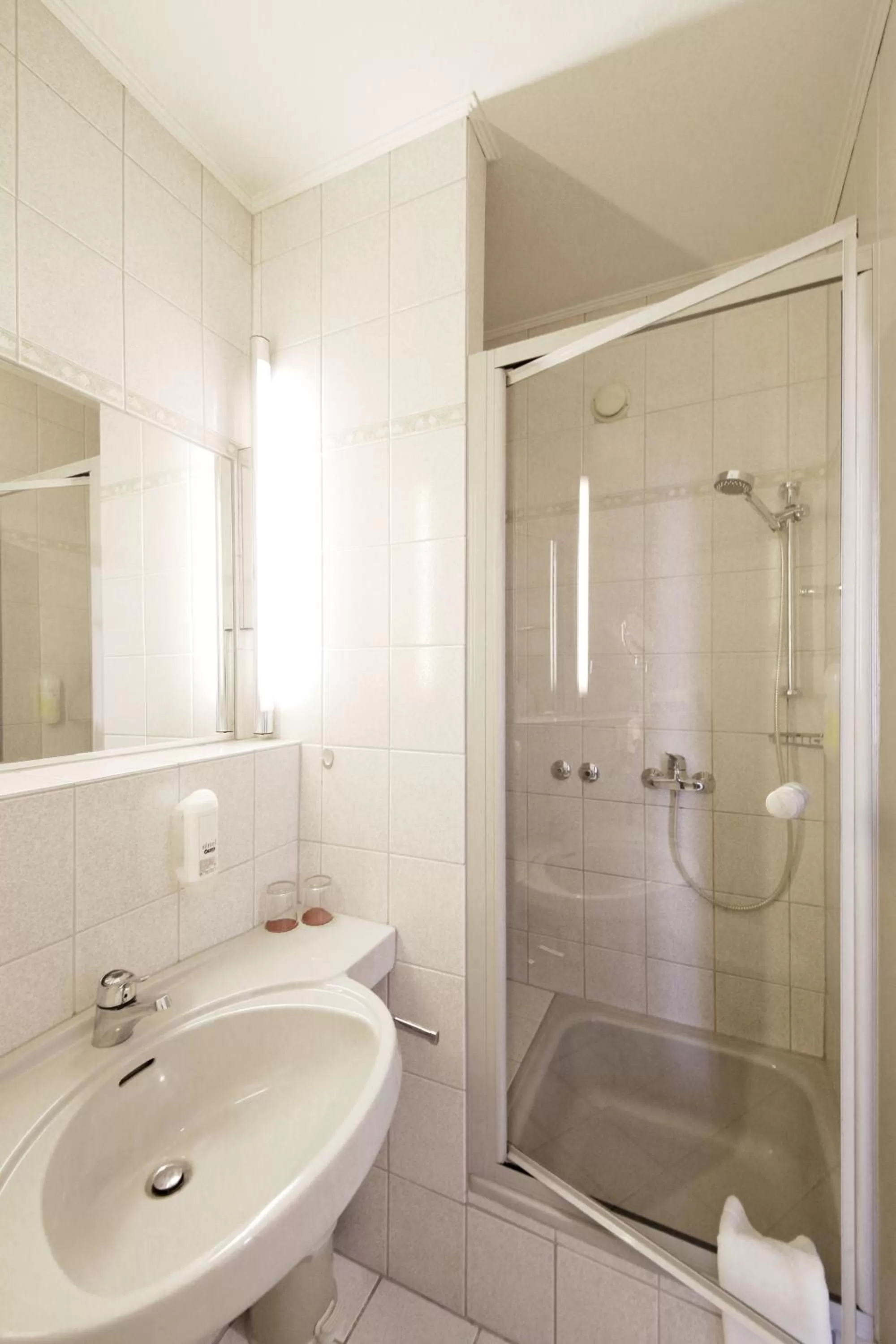 Shower, Bathroom in Hotel Kick