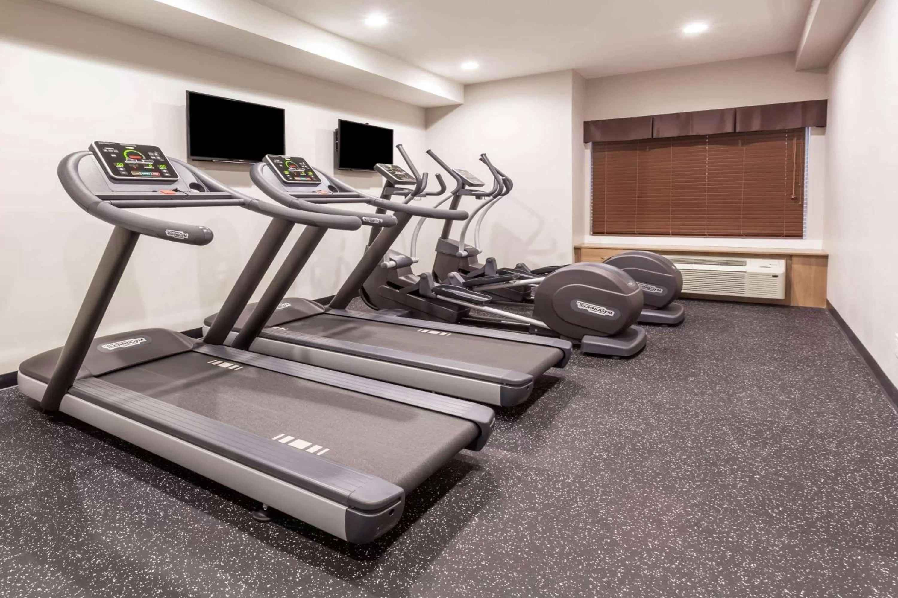 Fitness centre/facilities in Microtel Casselman