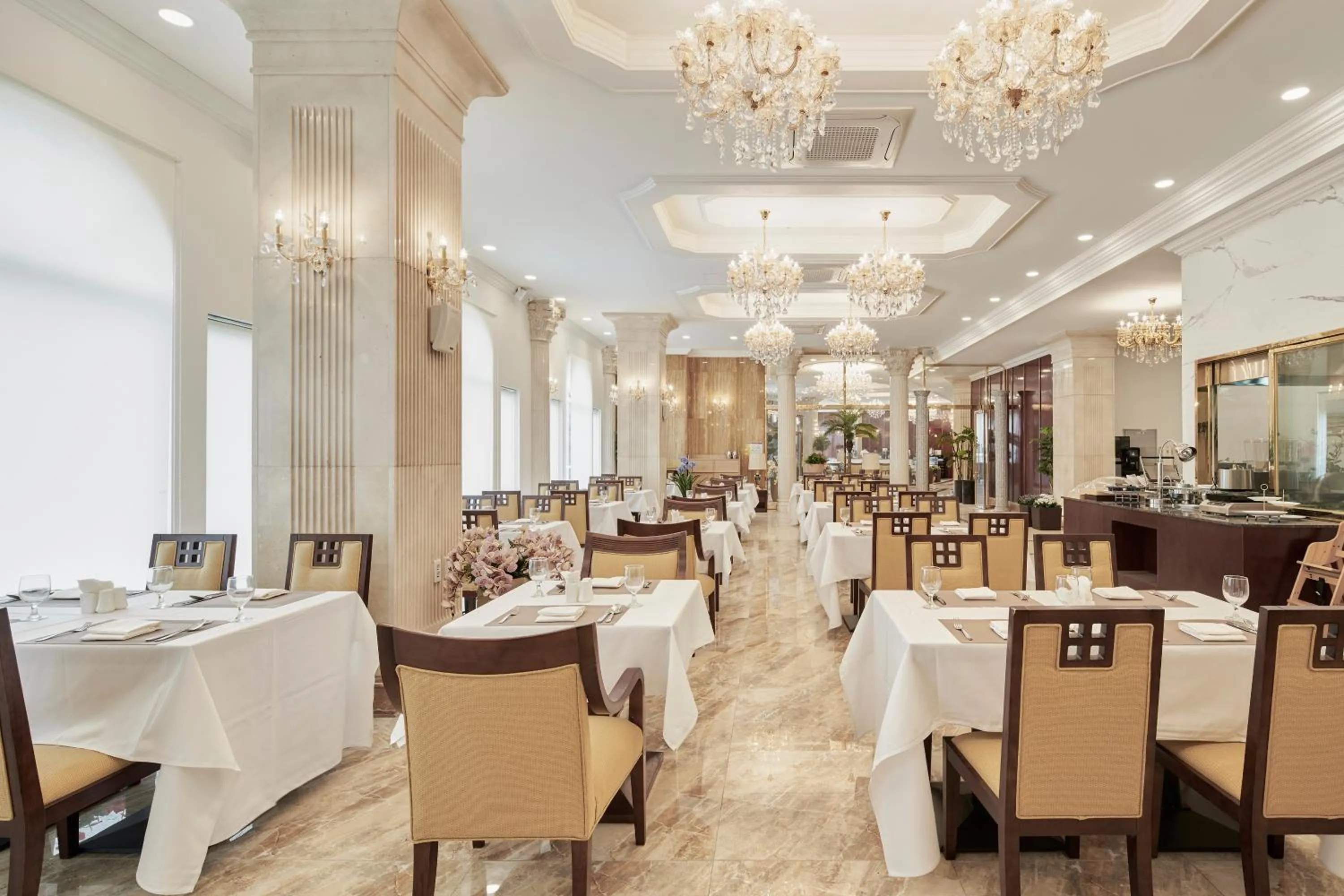 Restaurant/places to eat in GoldOne Hotel & Suites