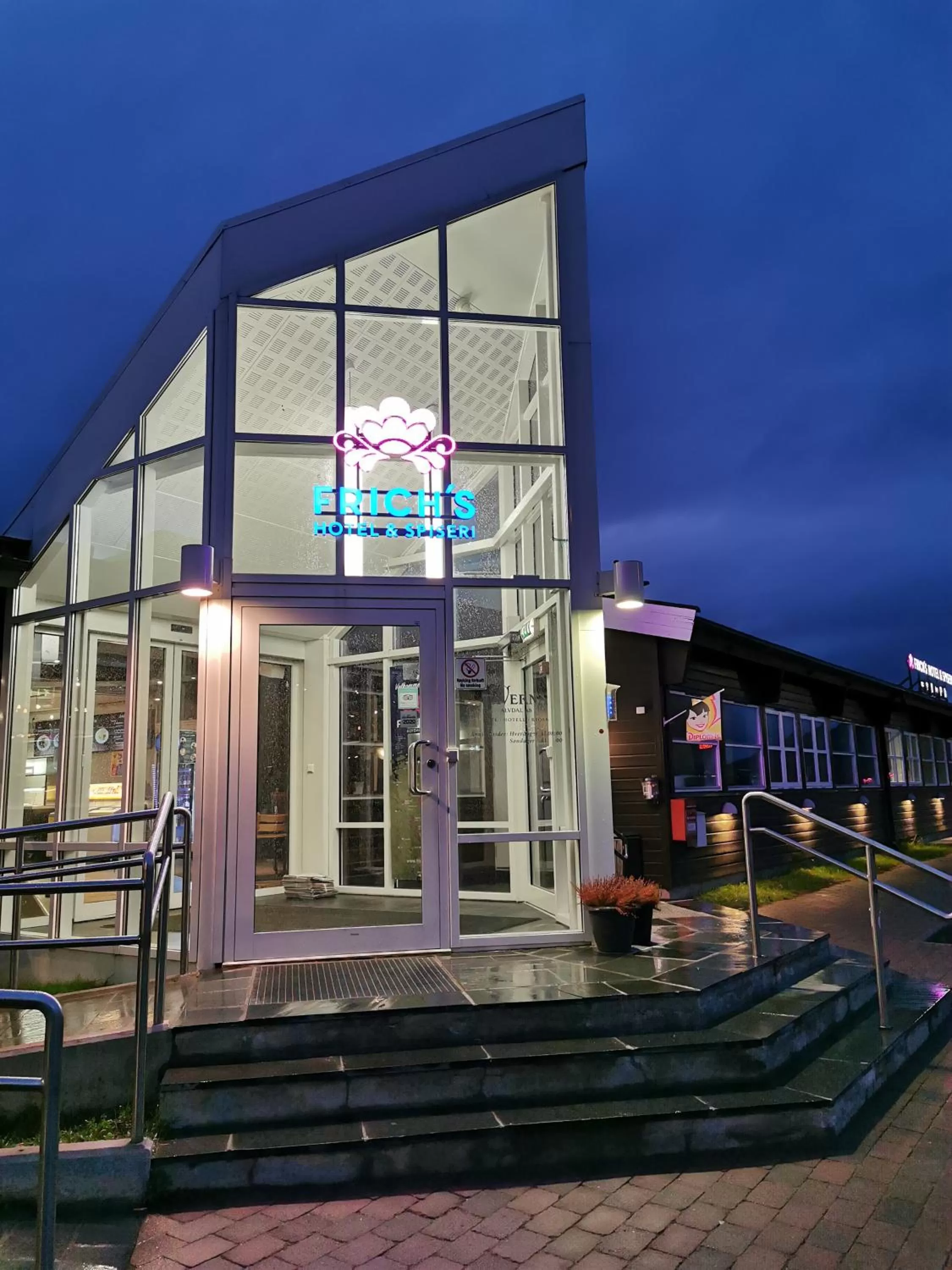 Facade/entrance in Frich's Hotell og Spiseri Alvdal