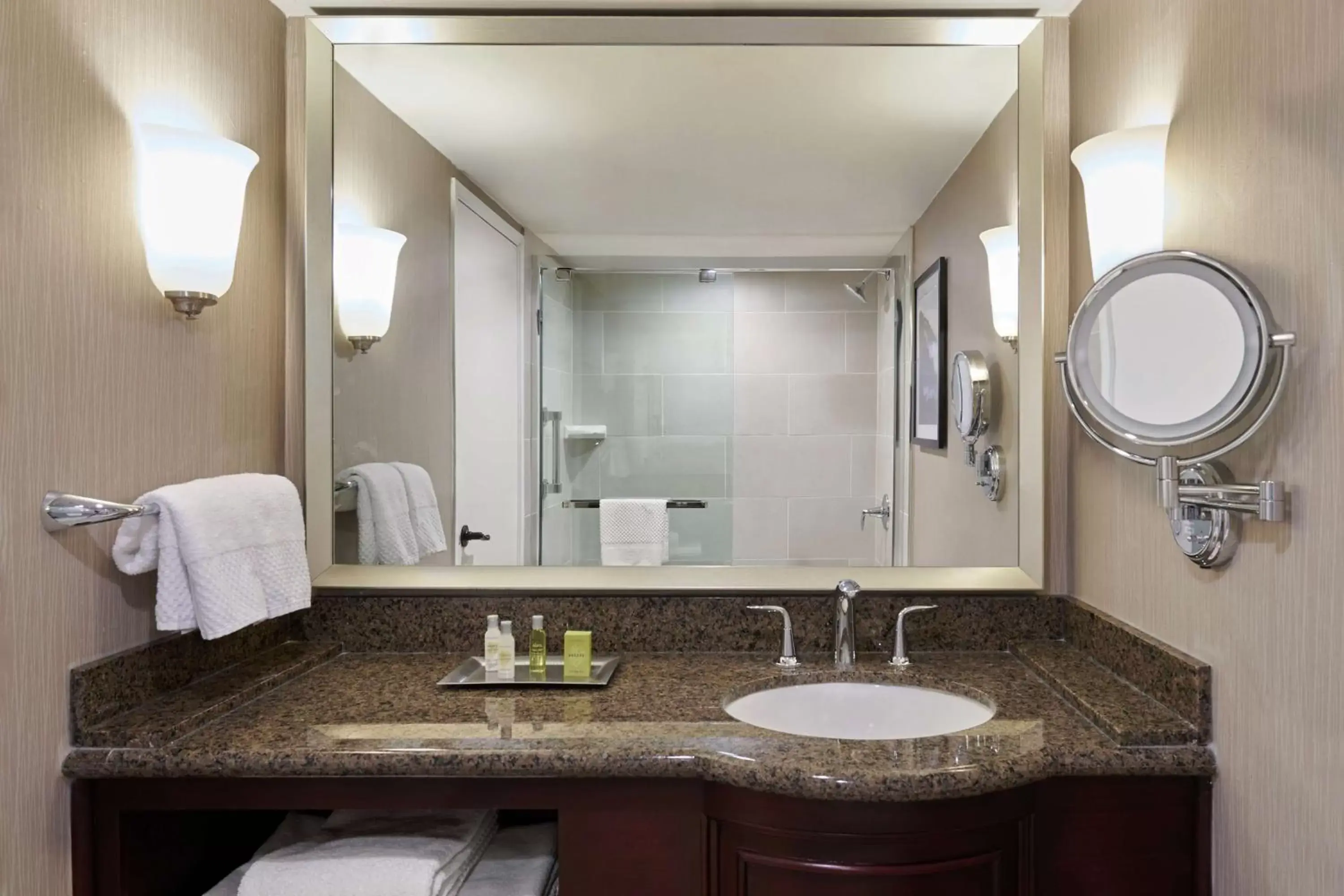 Double Room with Two Double Beds in DoubleTree by Hilton Hotel Salt Lake City Airport Double Room with Two Double Beds in DoubleTree by Hilton Hotel Salt Lake City Airport