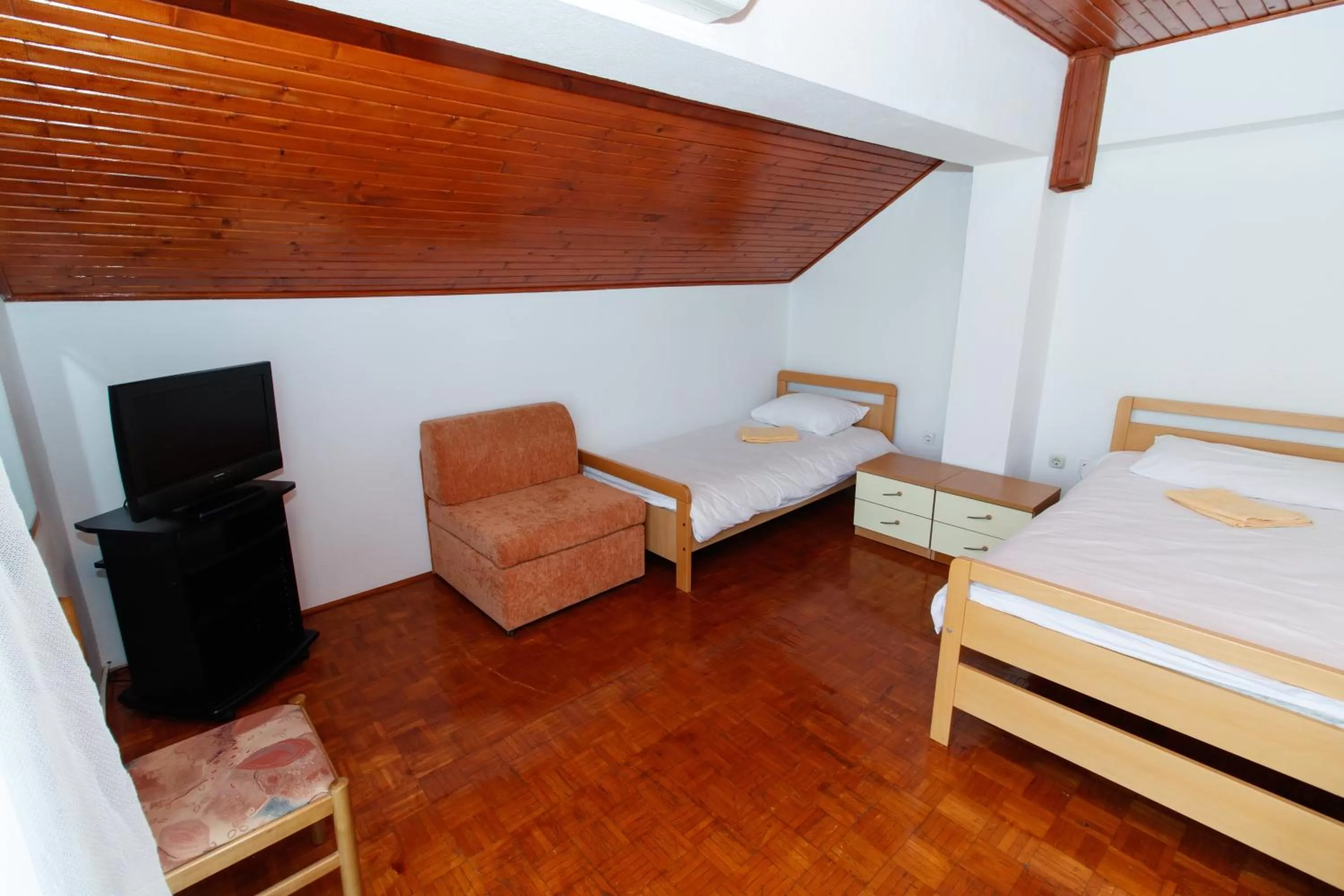 Seating area, TV/Entertainment Center in Motel "Tri lovca"