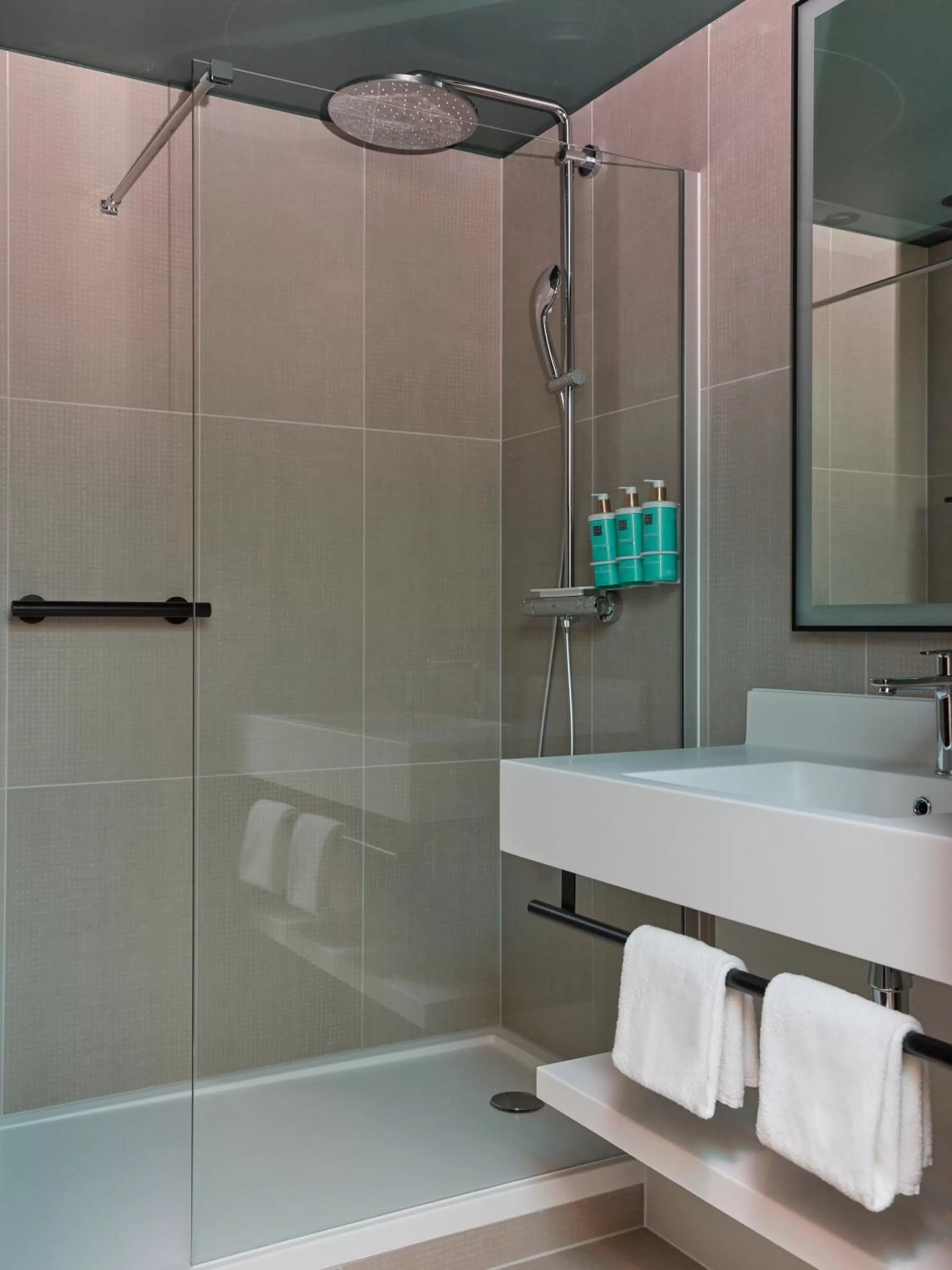 Shower in Novotel Bern Expo