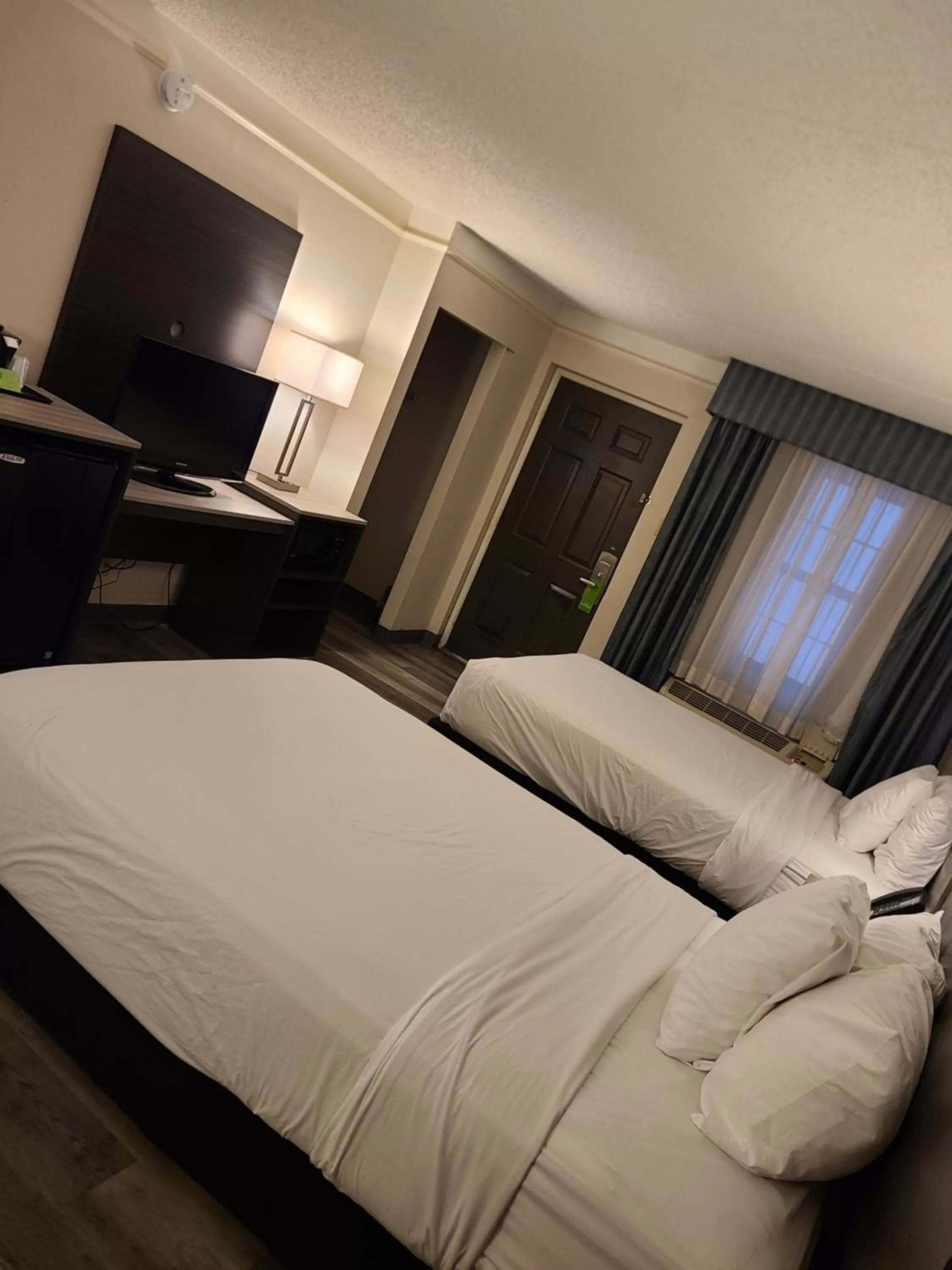 TV and multimedia, Bed in La Quinta Inn by Wyndham Farmington
