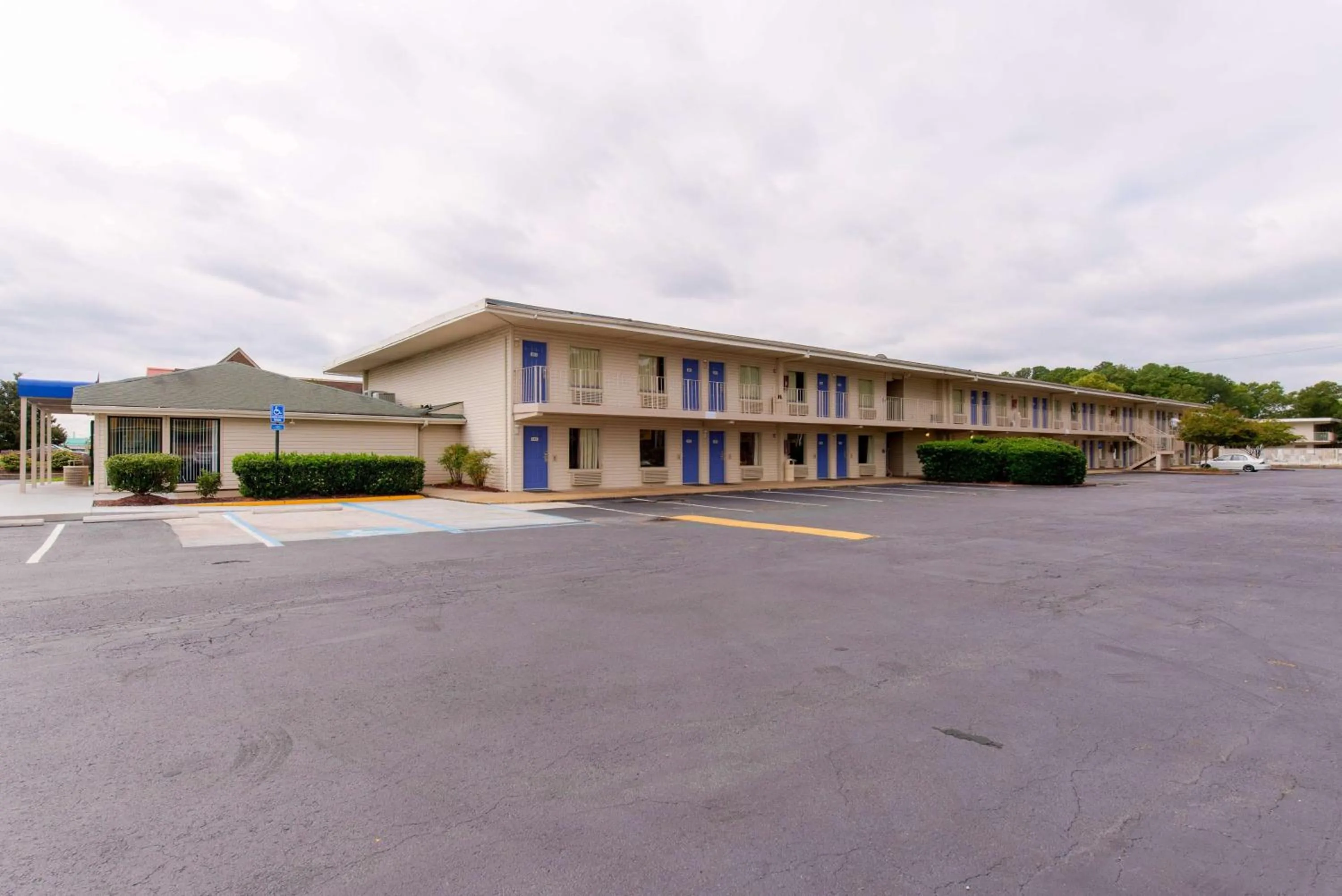 Property building in Motel 6-Norfolk, VA