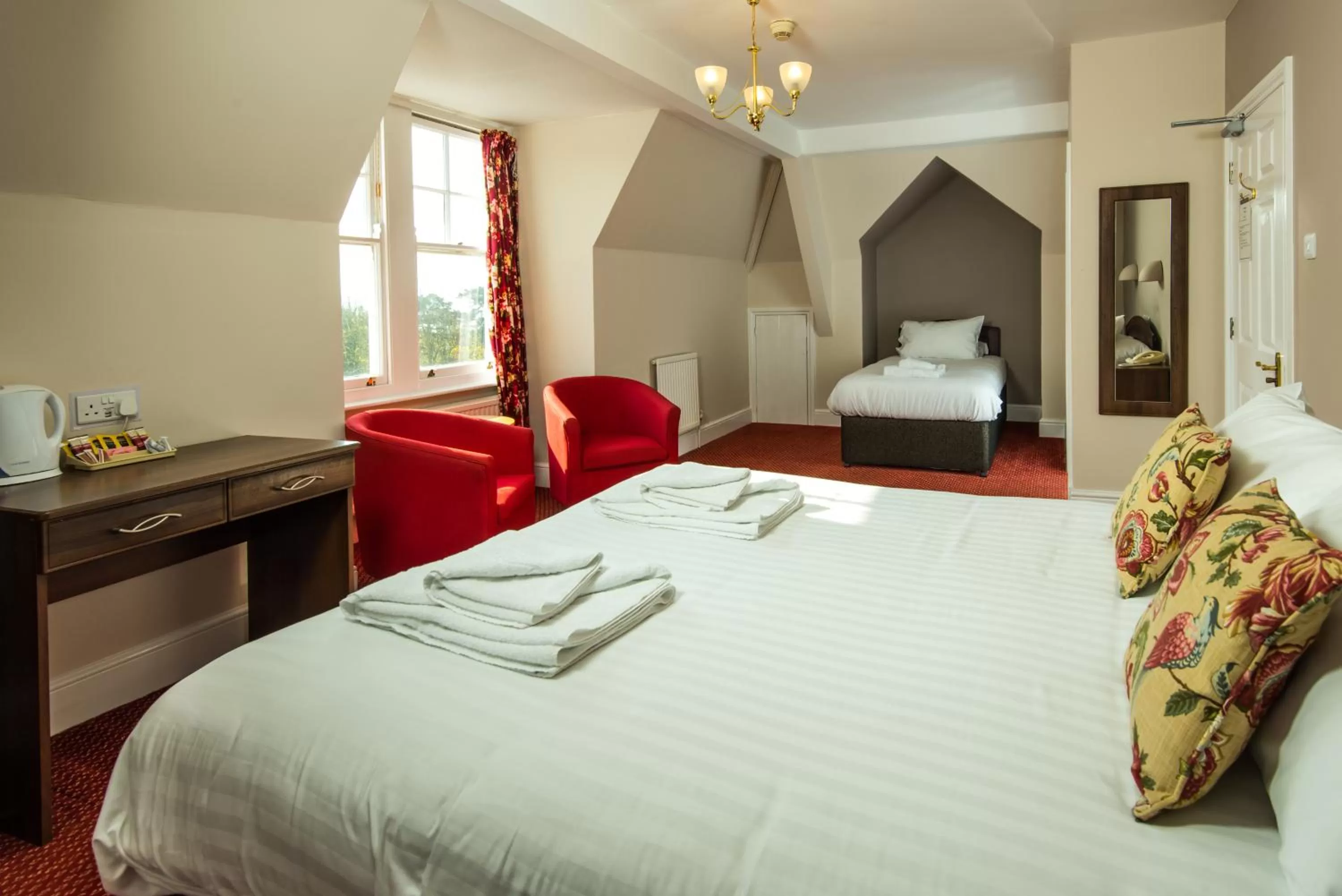 Bedroom, Bed in Cliffden Hotel