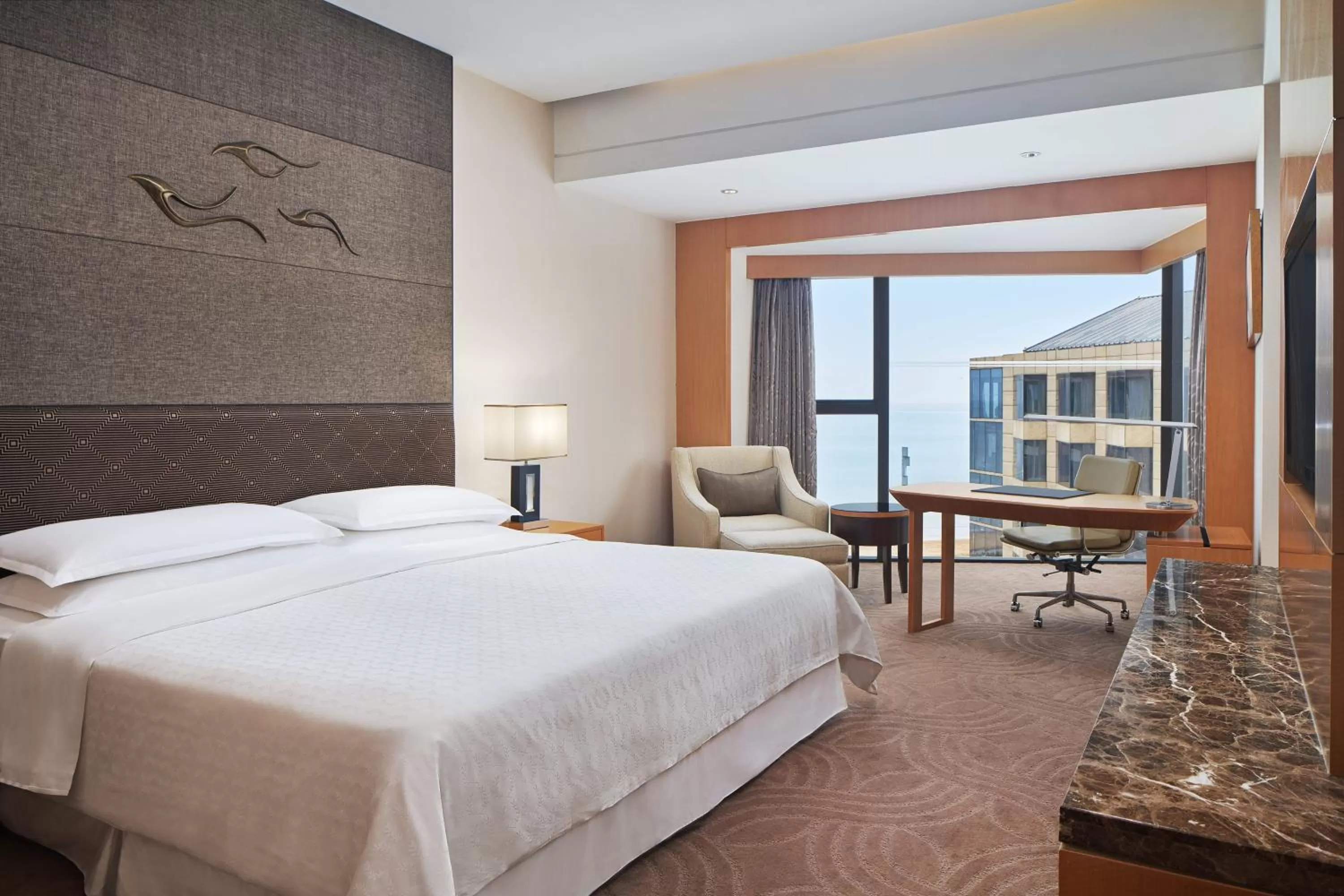 Photo of the whole room, Bed in Sheraton Yantai Golden Beach Resort