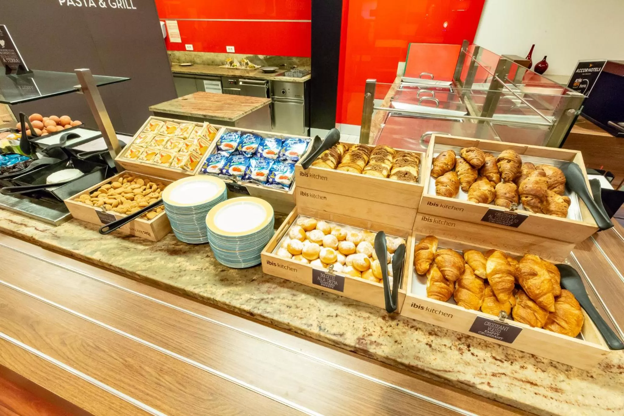 Buffet breakfast in Hotel Ibis Milano Malpensa