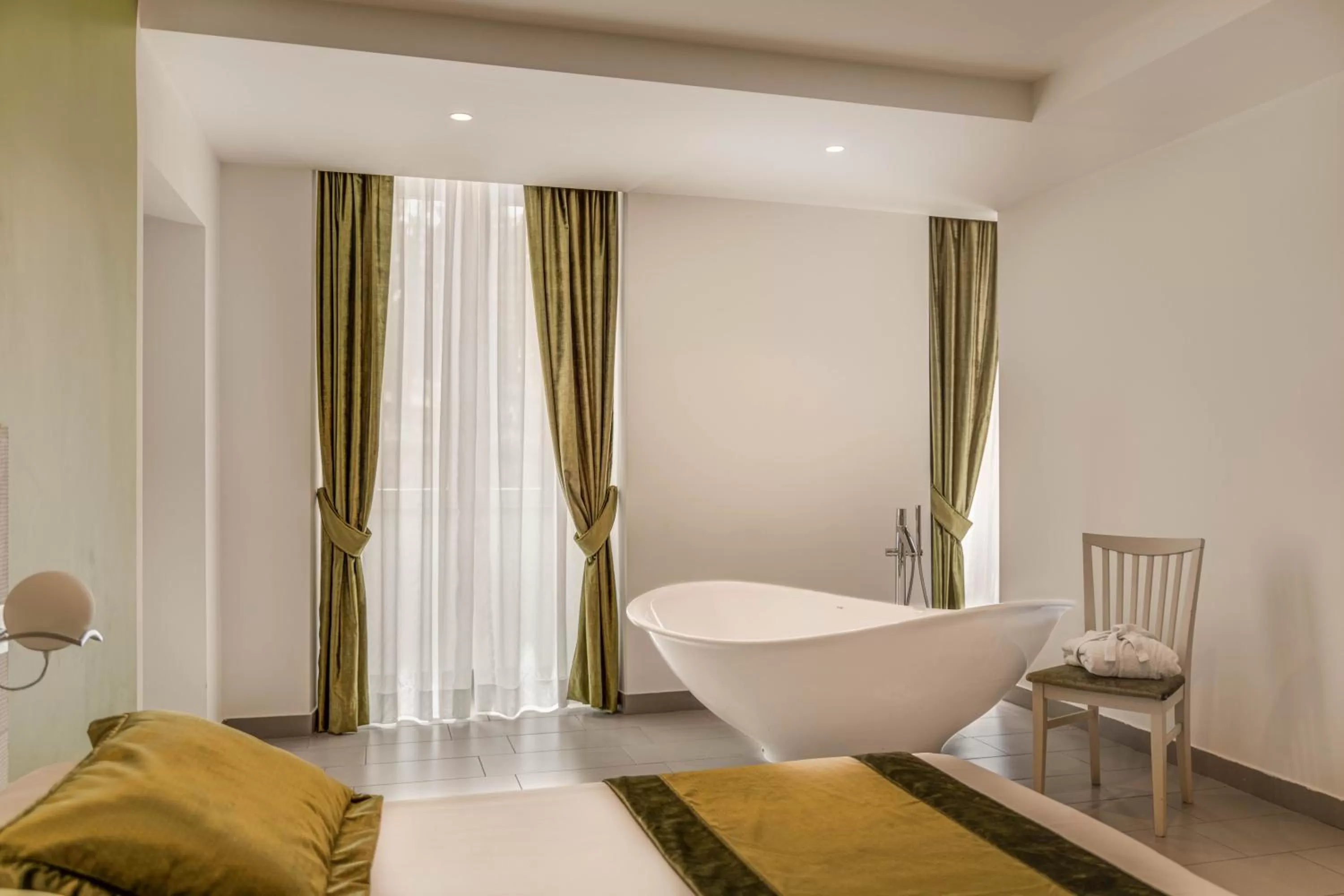 Photo of the whole room, Bed in Trevi Palace Hotel