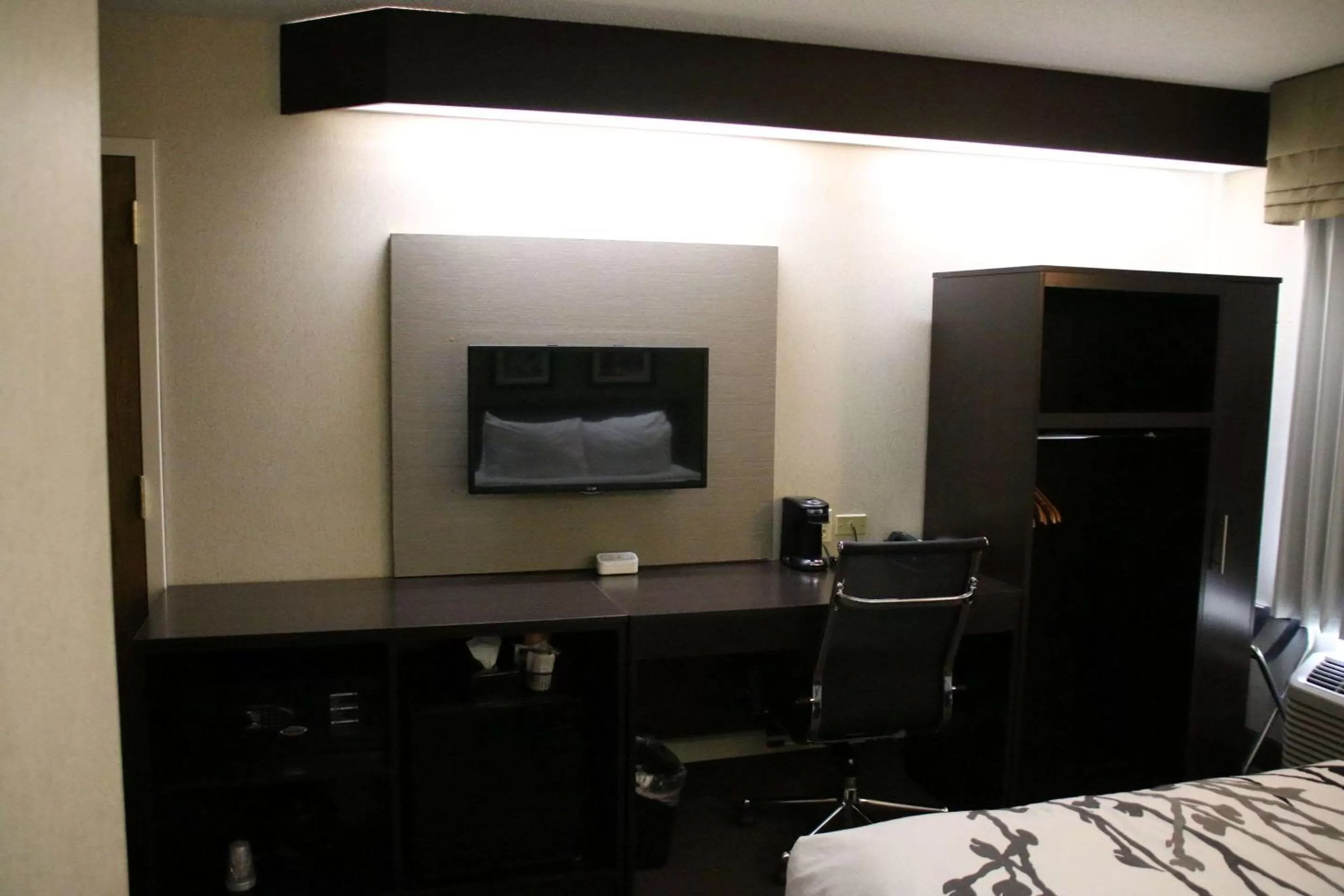 Photo of the whole room, Bed in Sleep Inn near Great Lakes Naval Base