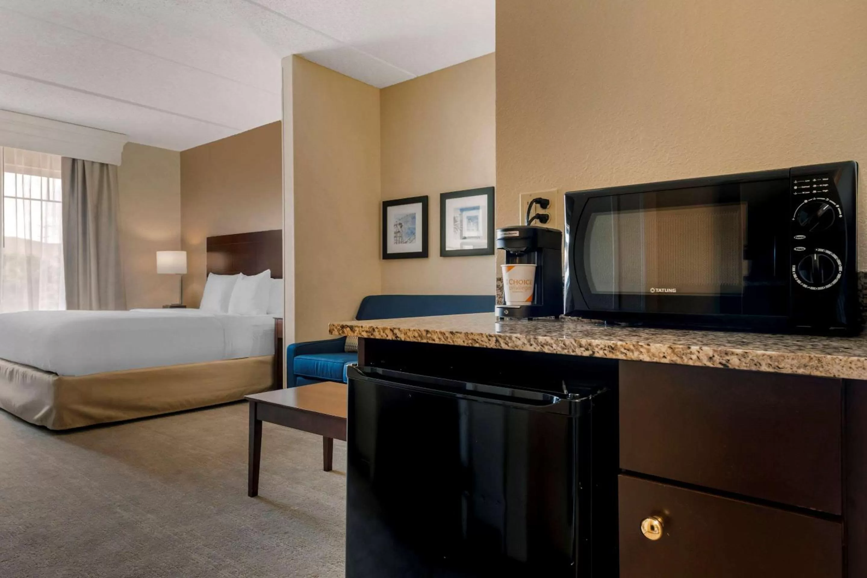 Photo of the whole room, Bed in Comfort Suites Near Universal Orlando Resort