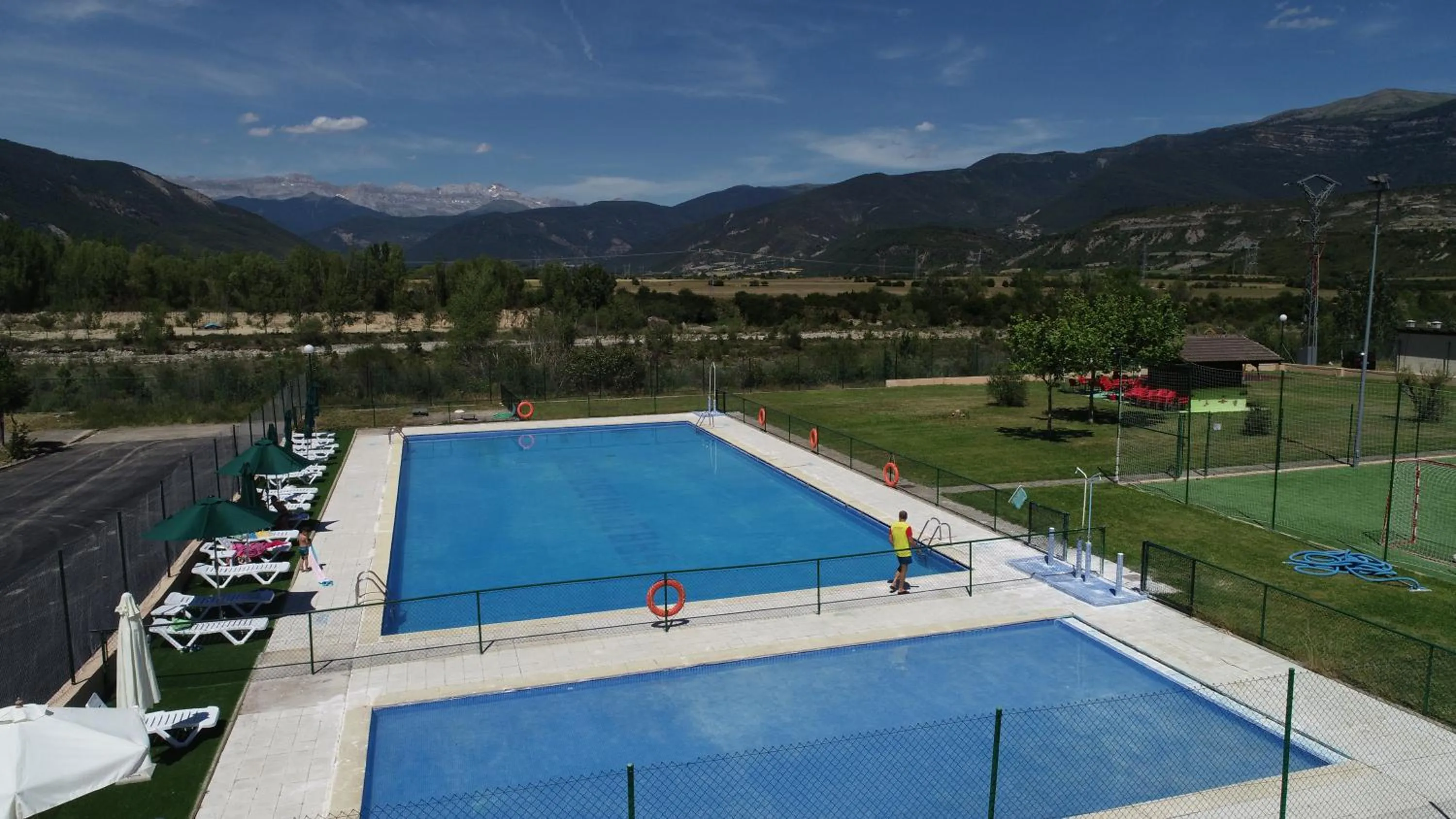Swimming pool in Sabiñanigo Camp & Hotel