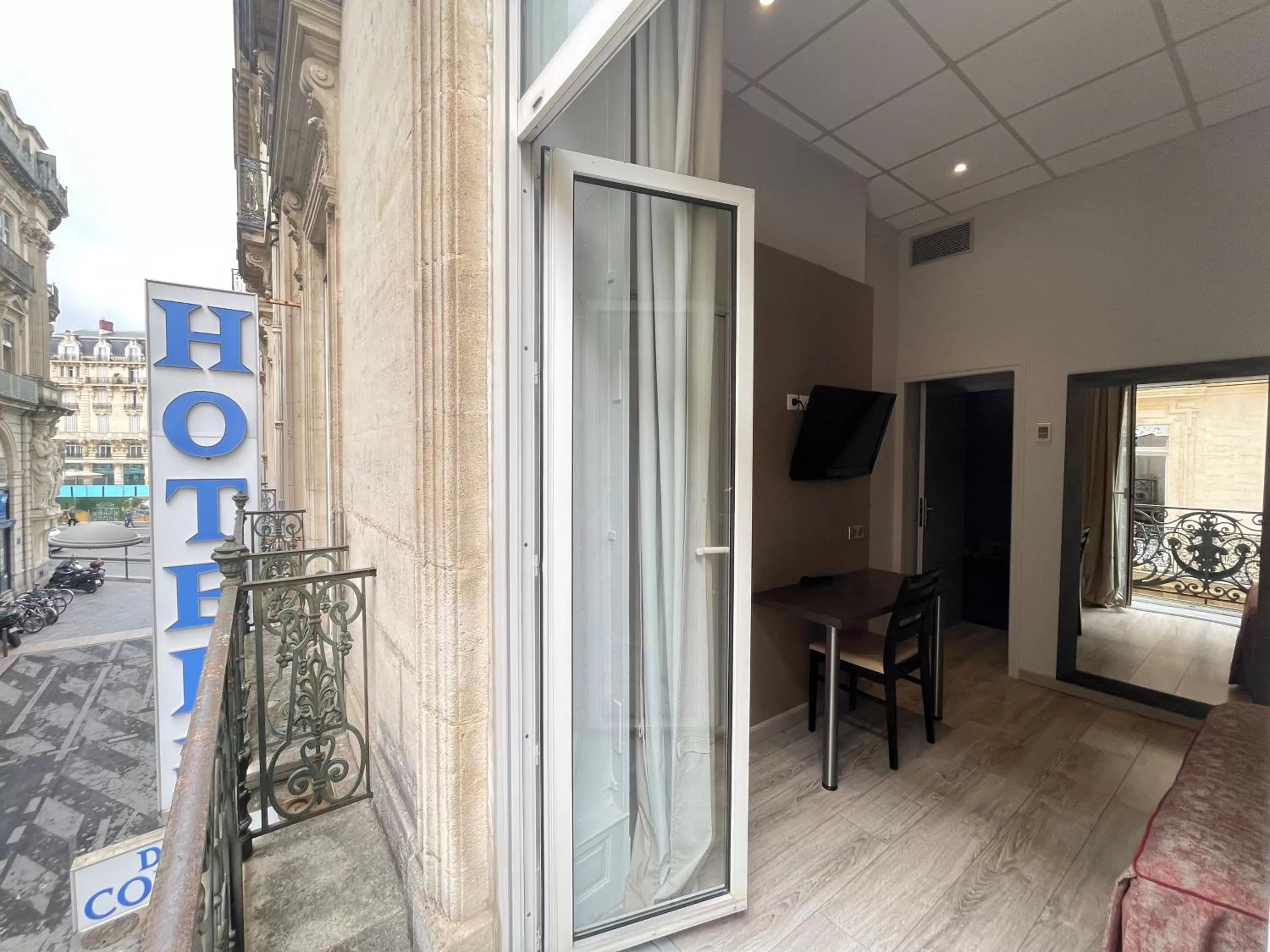 Balcony/Terrace, Bed in Hotel de La Comédie - Place De La Comédie-indépendant