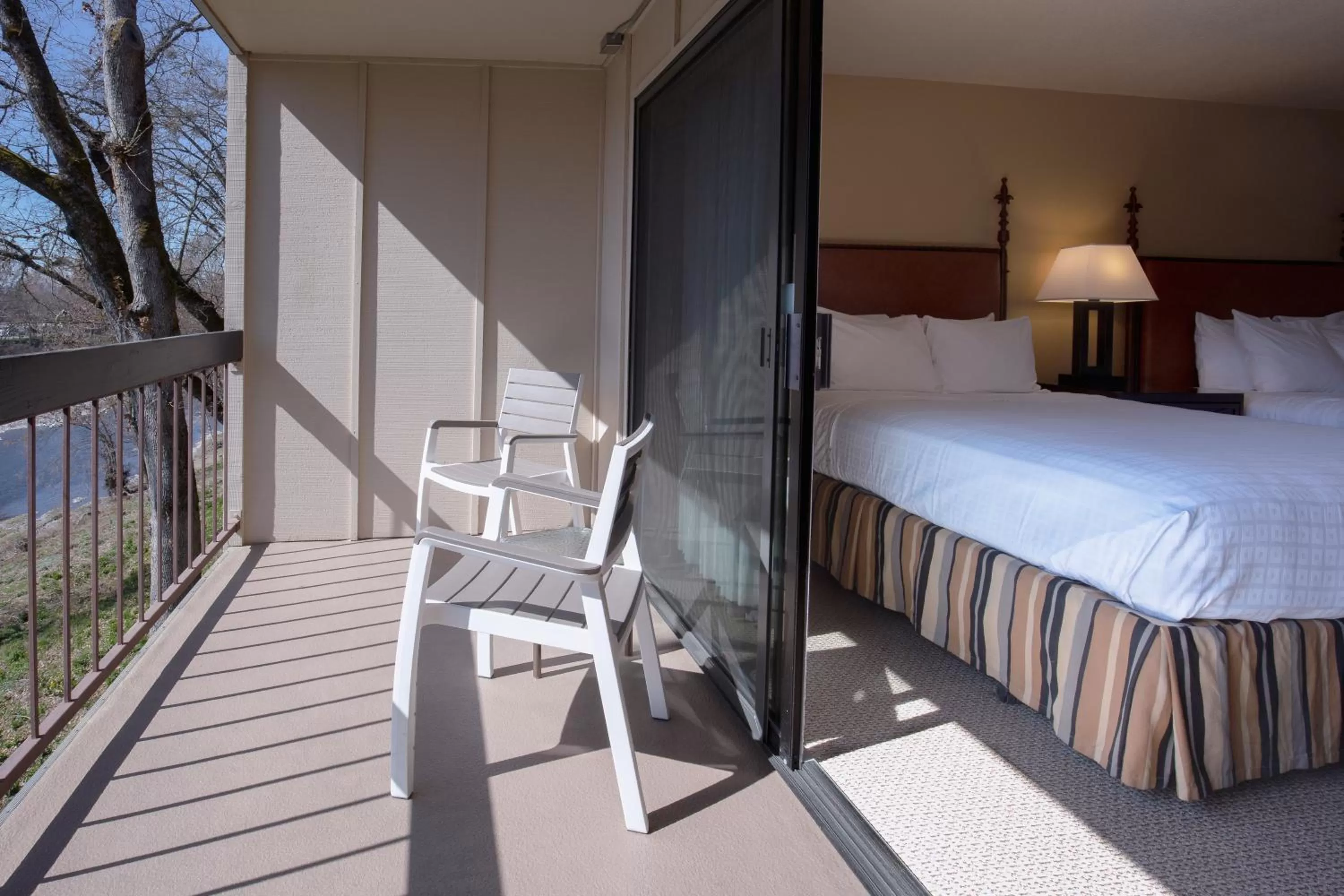 Balcony/Terrace, Bed in Riverside Inn