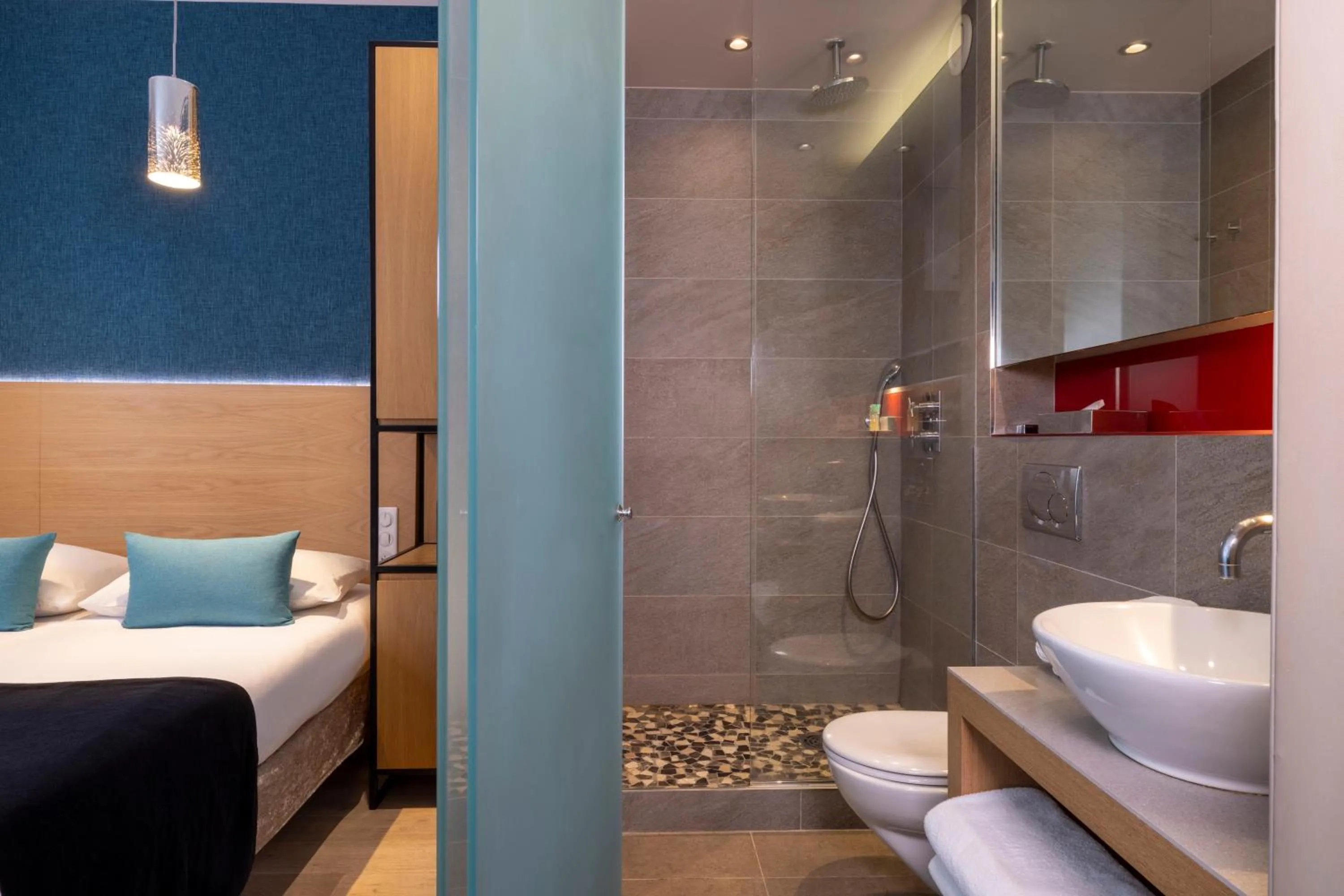 Bathroom, Bed in Hôtel Elixir